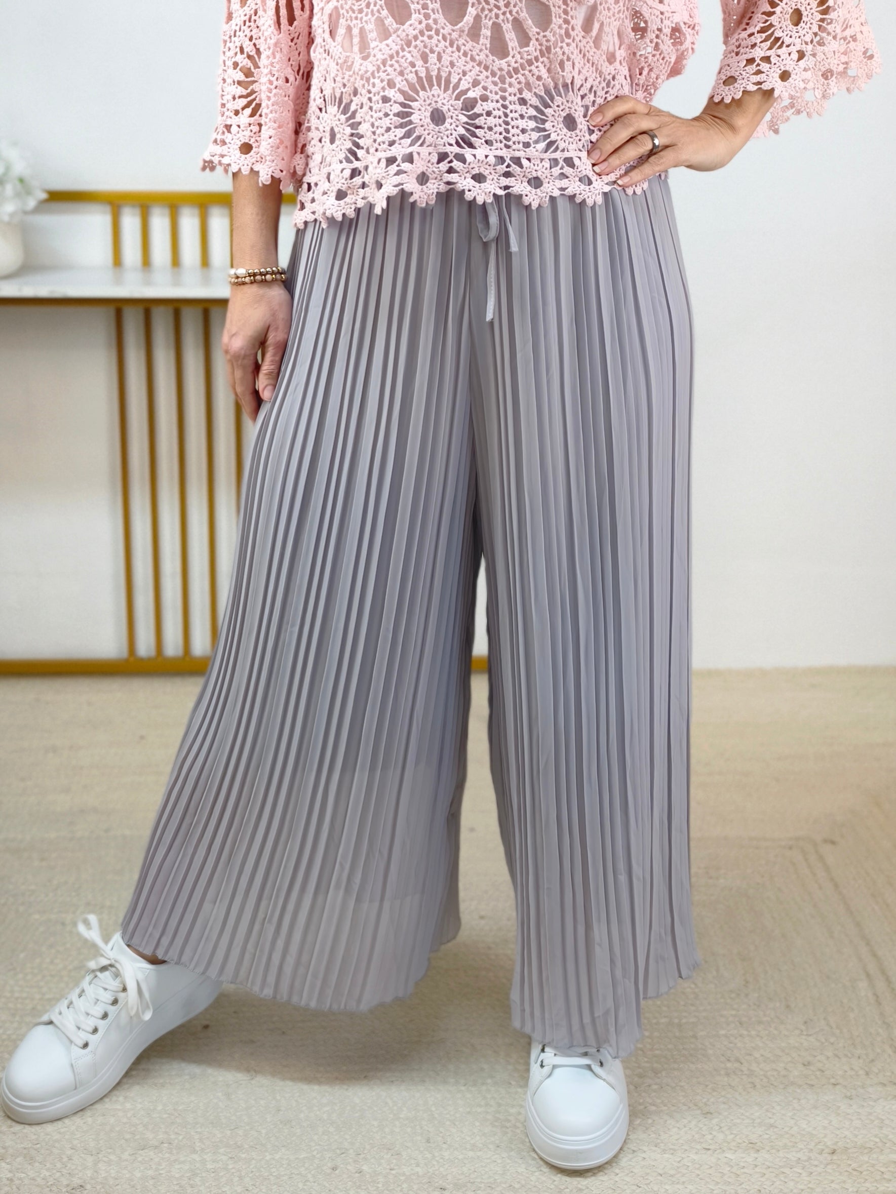 Plissee Hose mit weitem Bein Hellgrau (36-44)