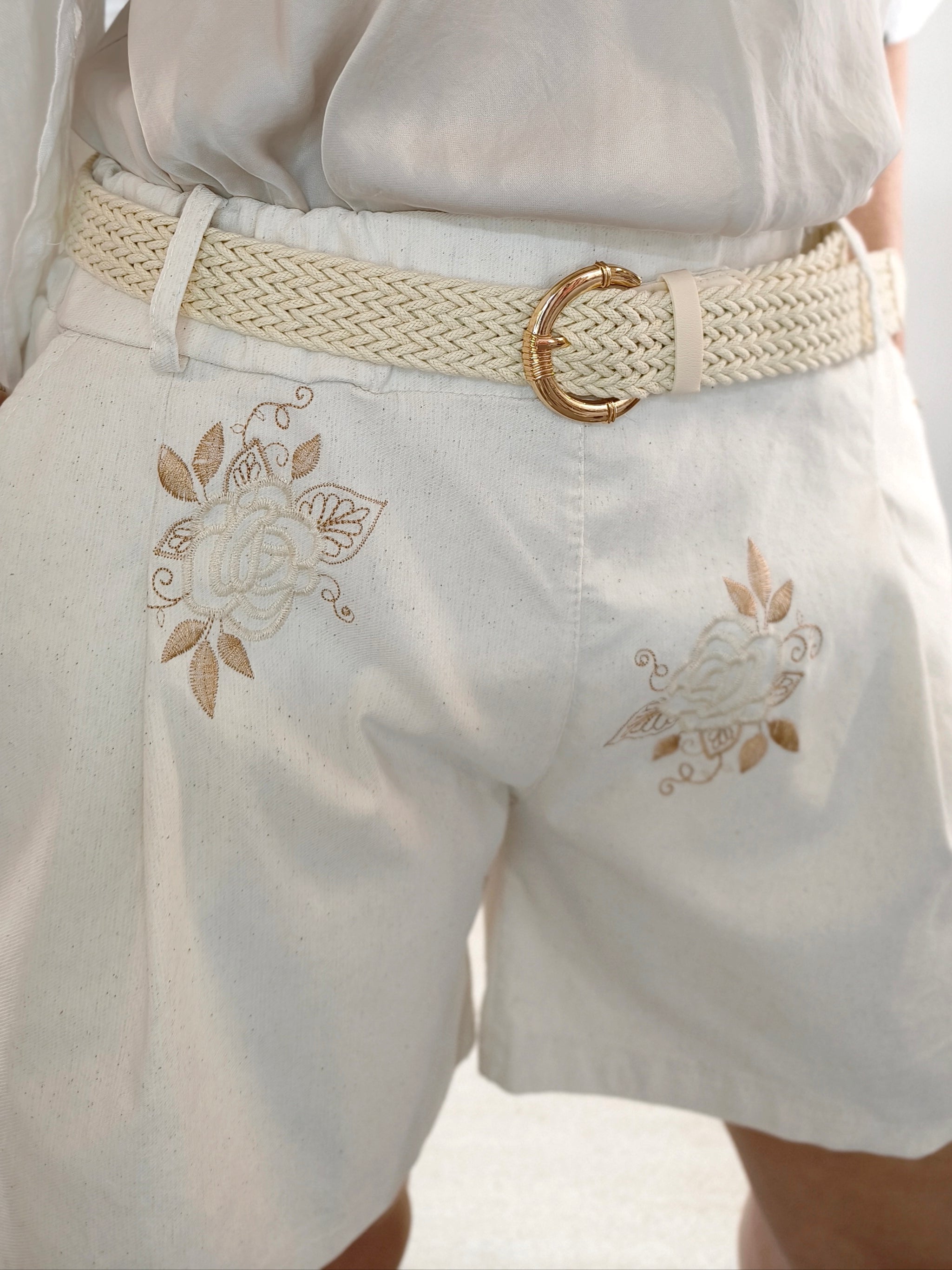 Shorts in Naturfarben mit Gürtel (36-40/42)