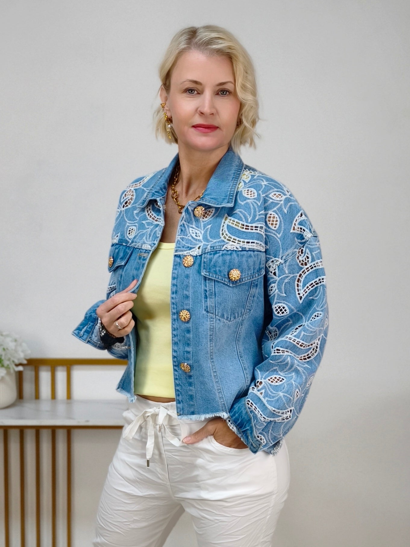 Wunderschöne Jeansjacke mit Lochstickerei (36-42)