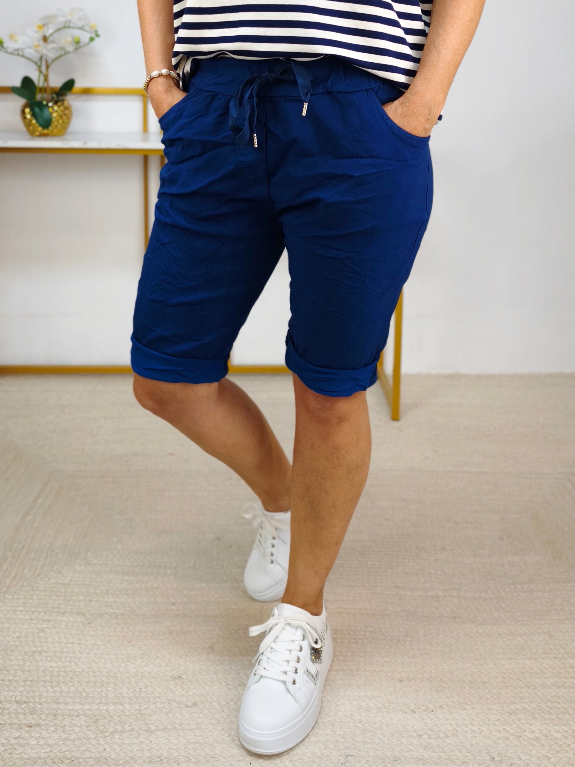 Elastische Shorts in Dunkelblau (38-44)