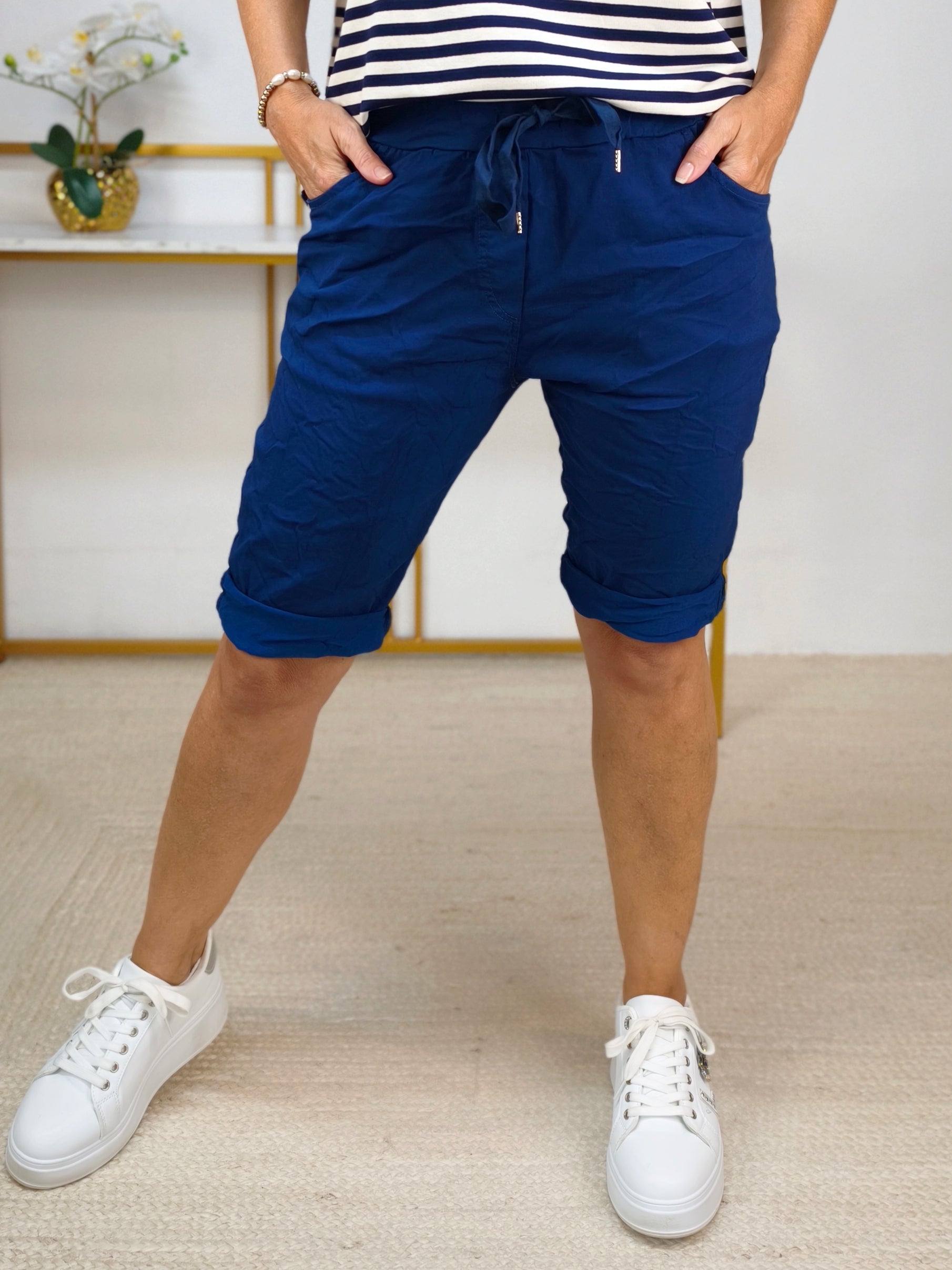 Elastische Shorts in Dunkelblau (38-44)
