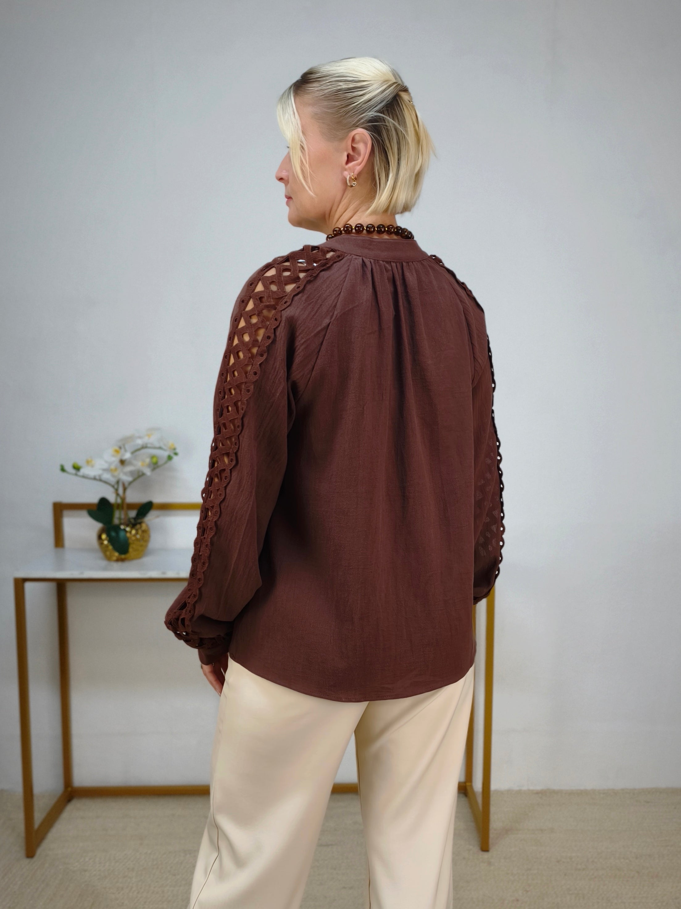 Fliessende Bluse "Jolie" mit Spitzeneinsätzen dunkelbraun (38/40, 42, 44)