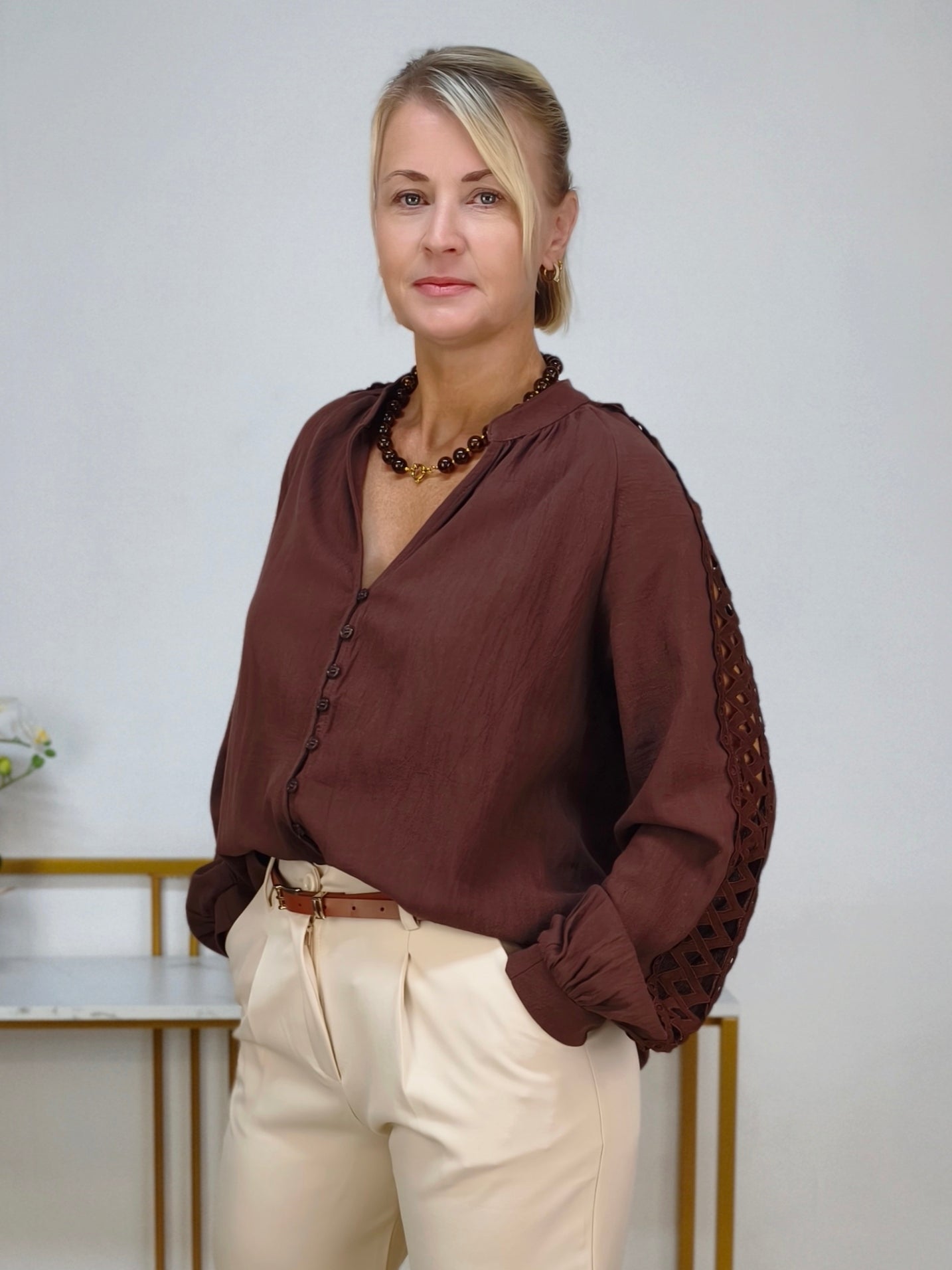 Fliessende Bluse "Jolie" mit Spitzeneinsätzen dunkelbraun (38/40, 42, 44)