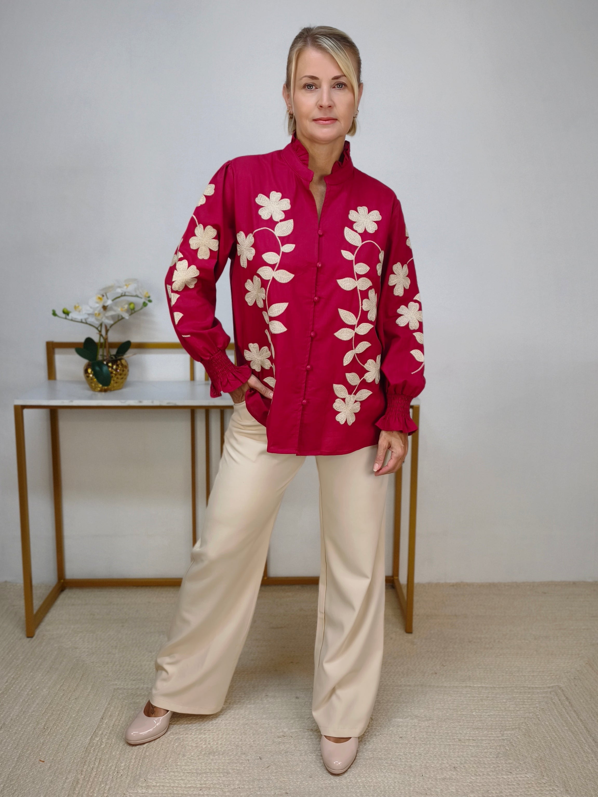 Damenbluse mit Blumenstickerei in Burgundy (38, 40, 42)