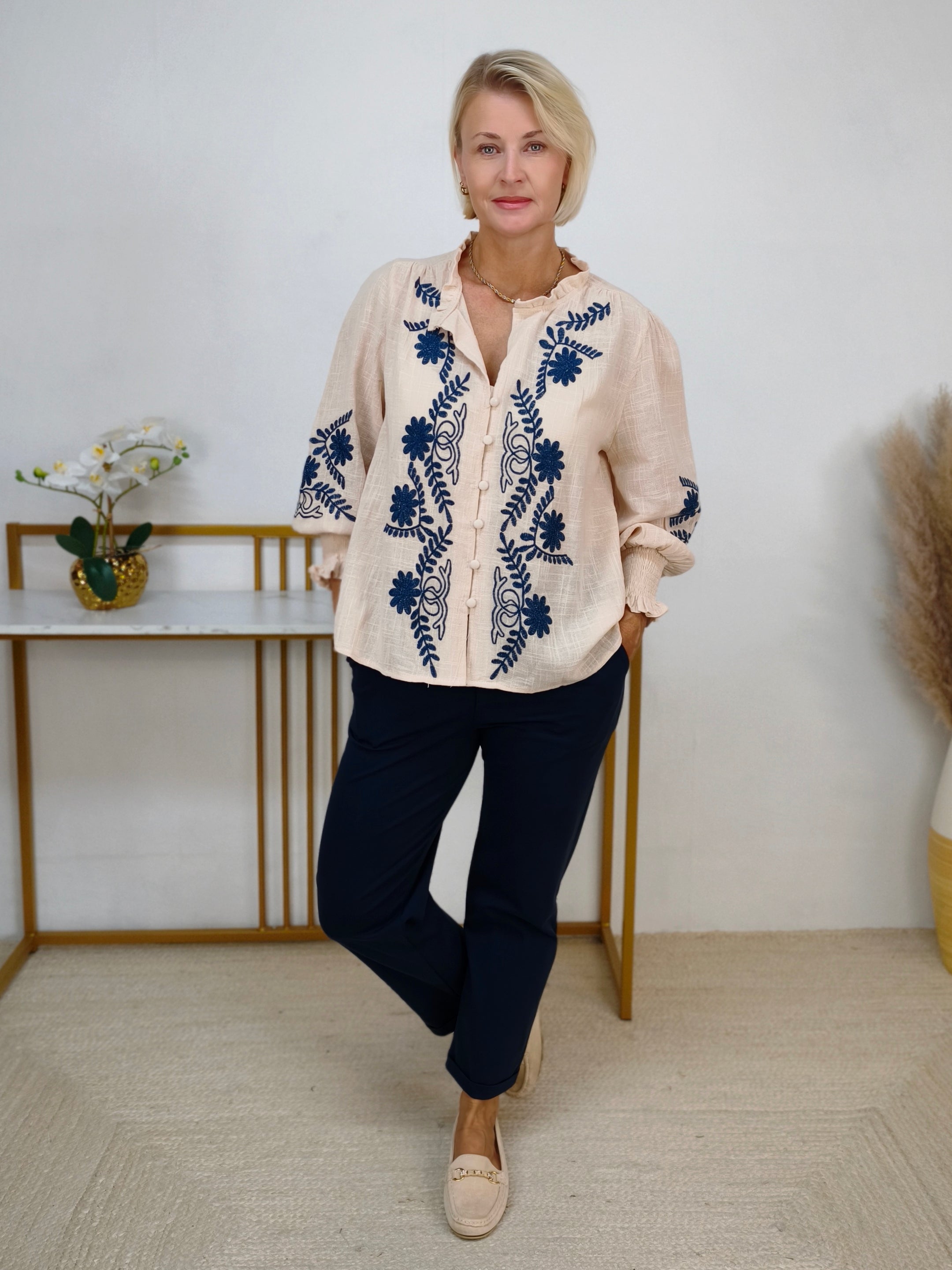 Damenbluse "Nora" mit Blumenstickerei in Beige (38, 40, 42)