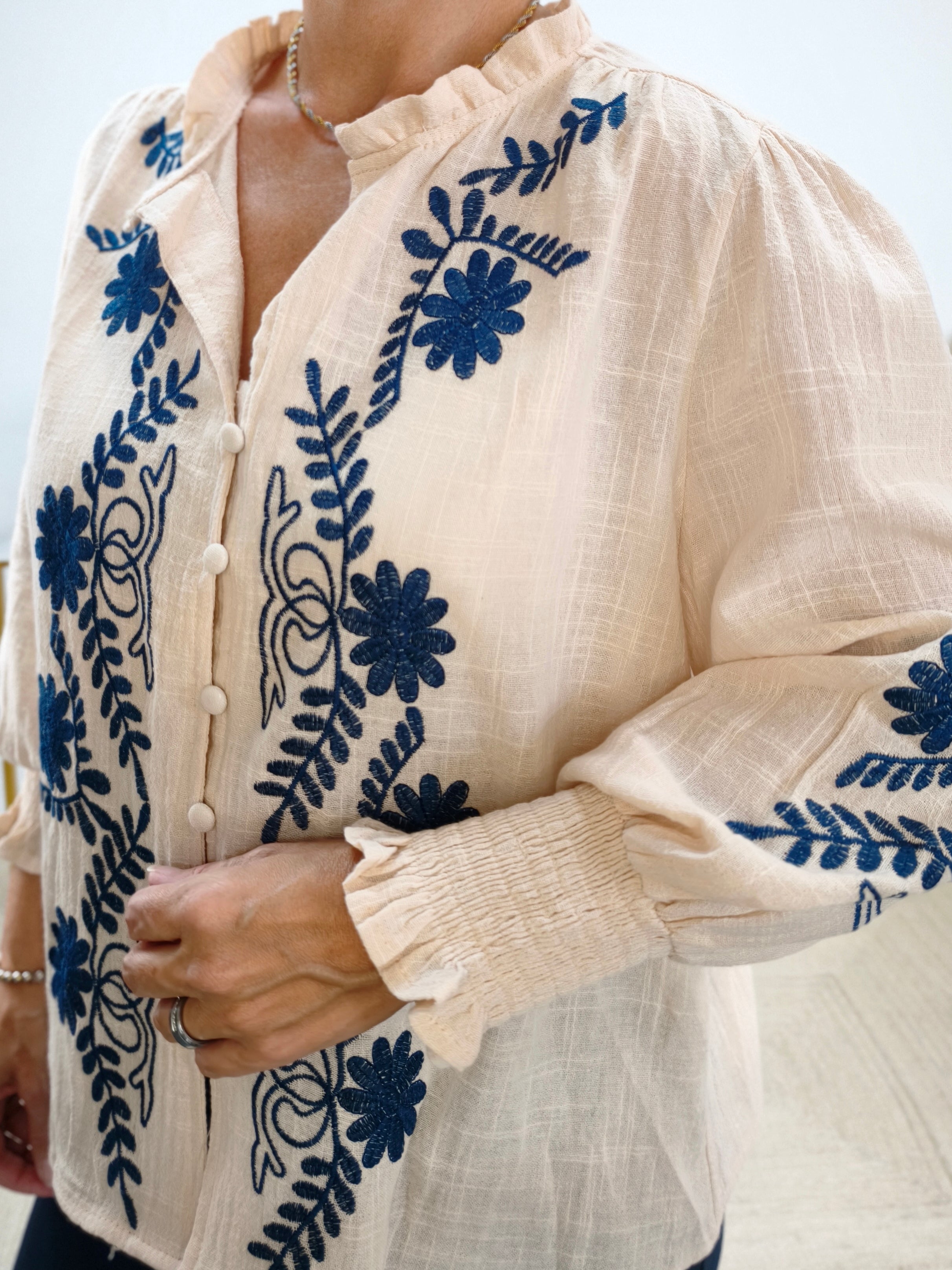 Damenbluse "Nora" mit Blumenstickerei in Beige (38, 40, 42)