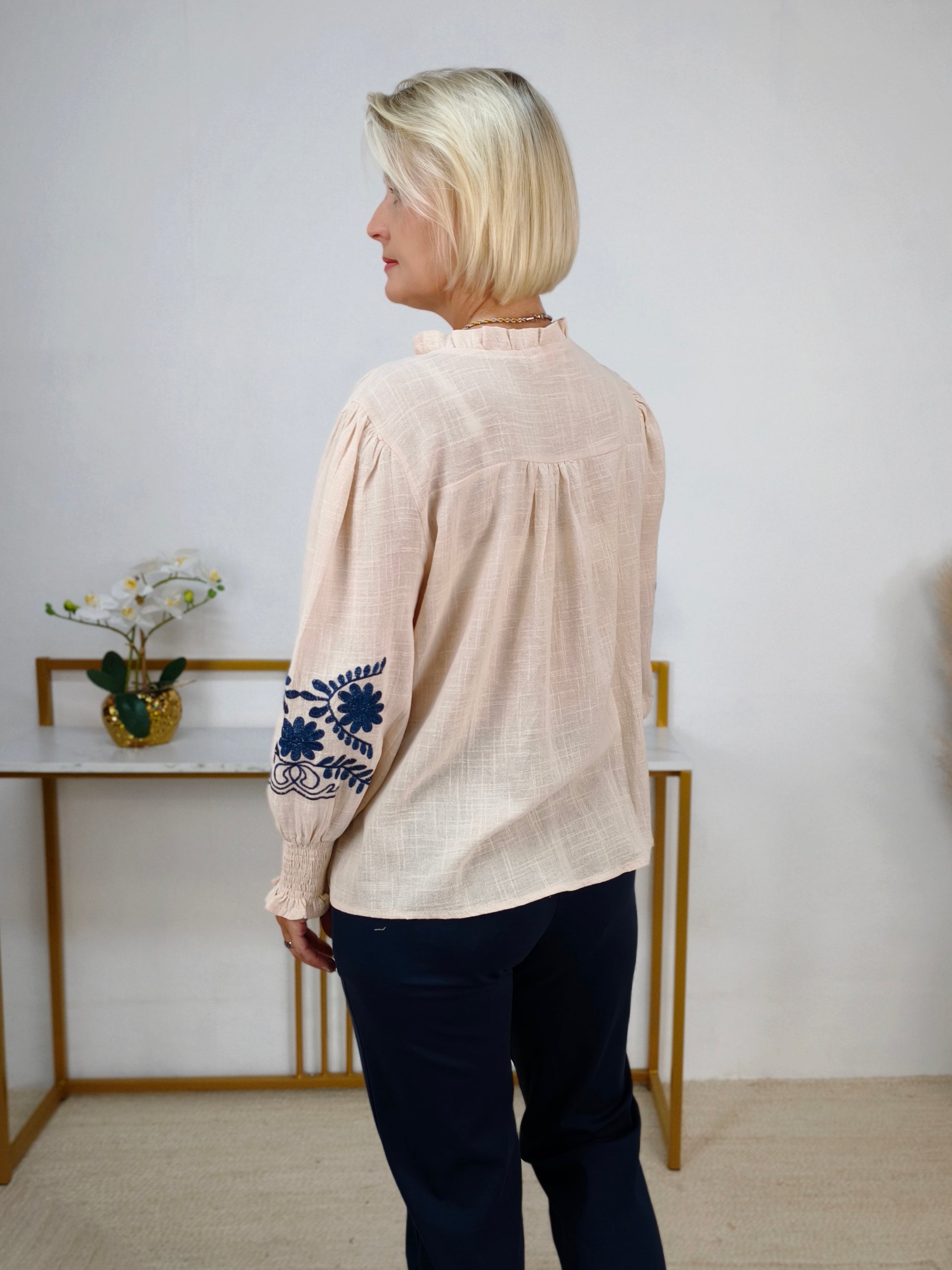 Damenbluse "Nora" mit Blumenstickerei in Beige (38, 40, 42)