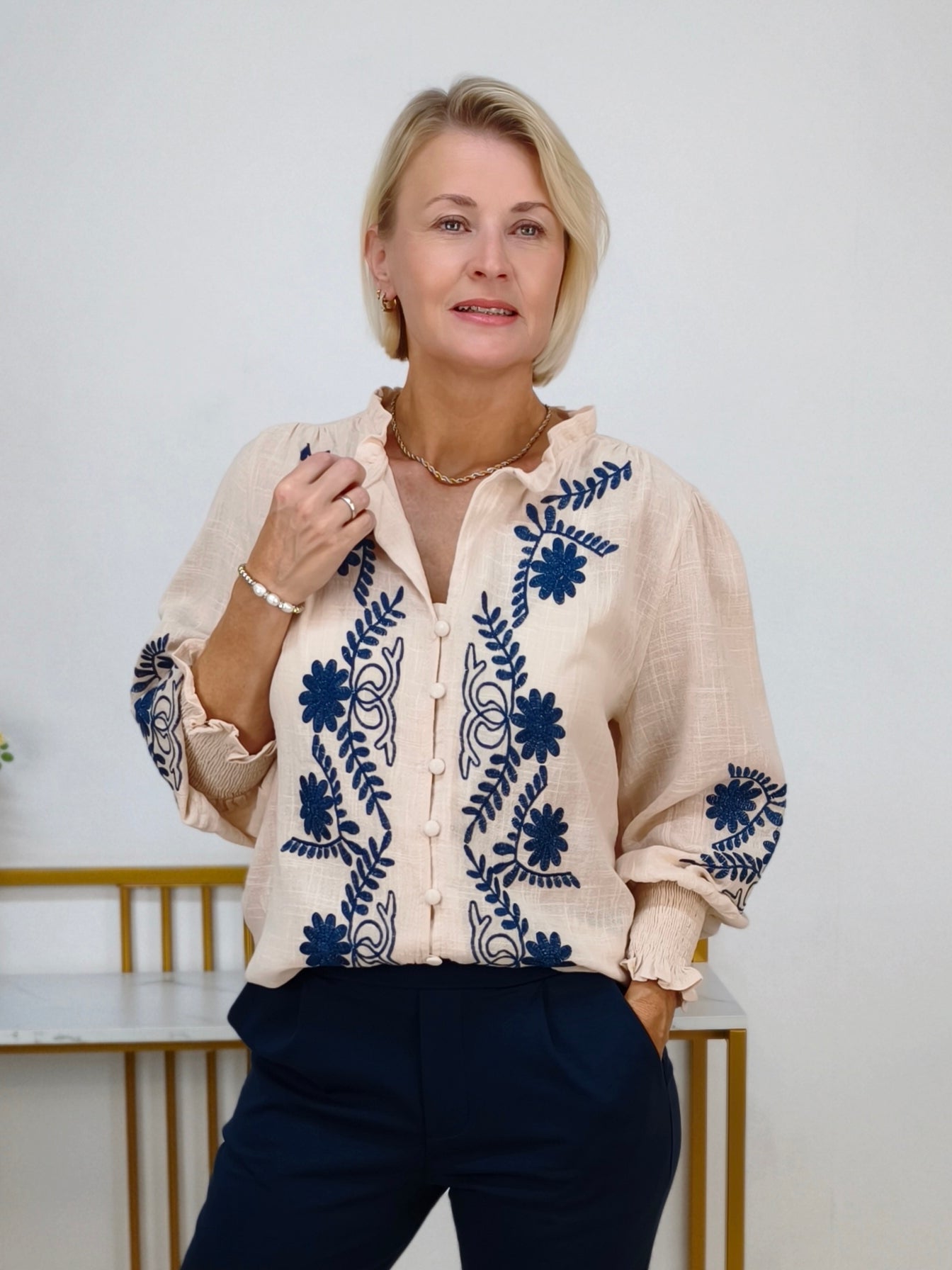 Damenbluse "Nora" mit Blumenstickerei in Beige (38, 40, 42)