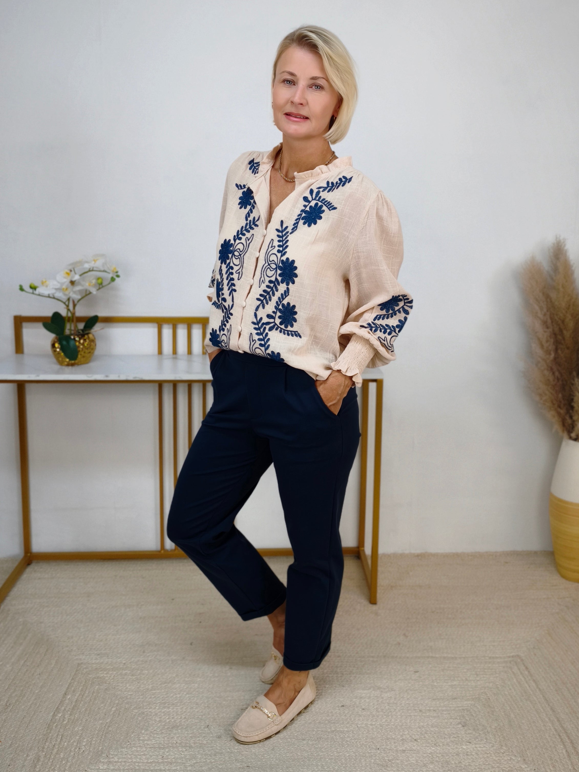 Damenbluse "Nora" mit Blumenstickerei in Beige (38, 40, 42)