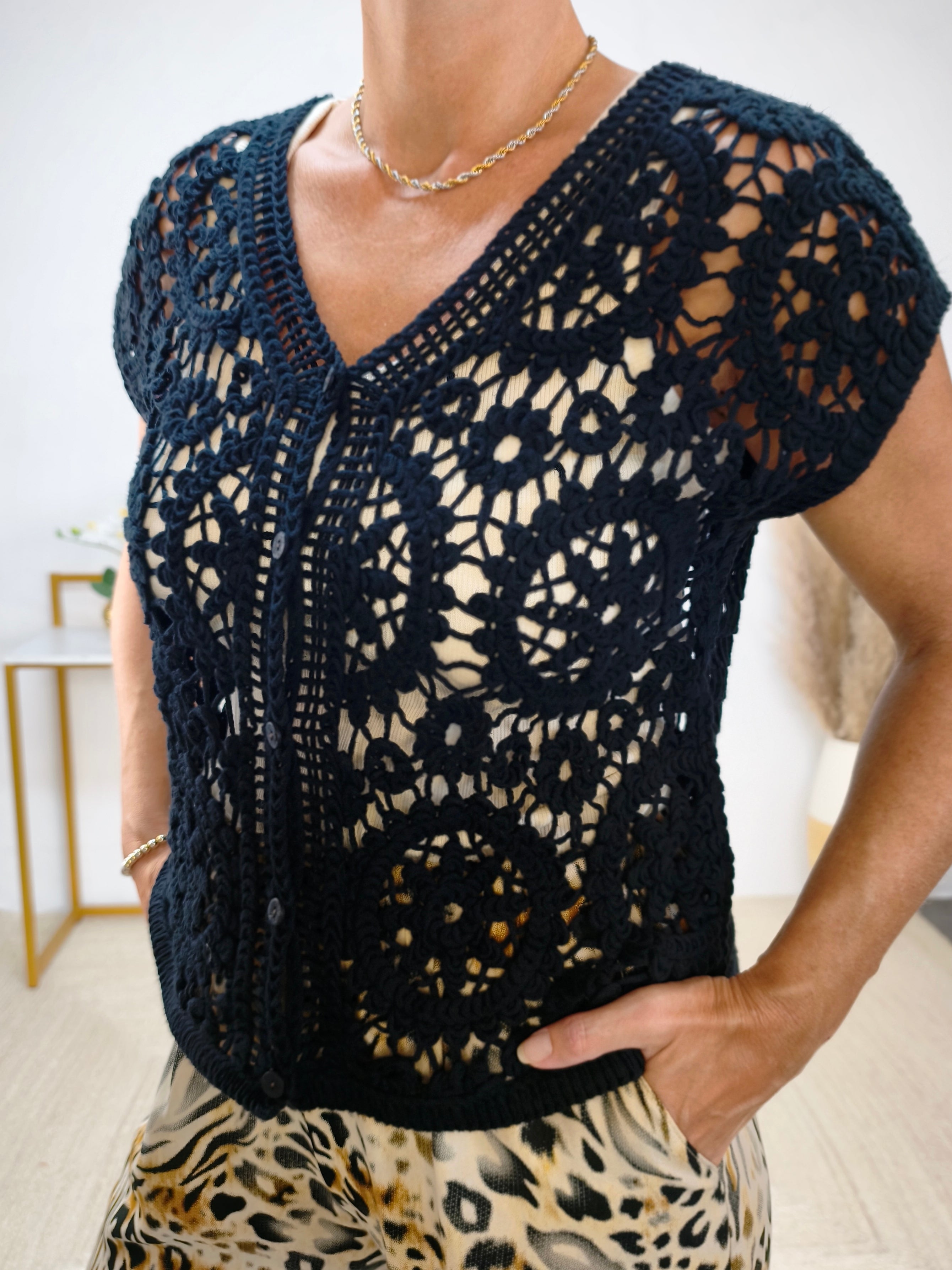 Leichte Weste aus Spitzenstrick in Schwarz (36-40/42)