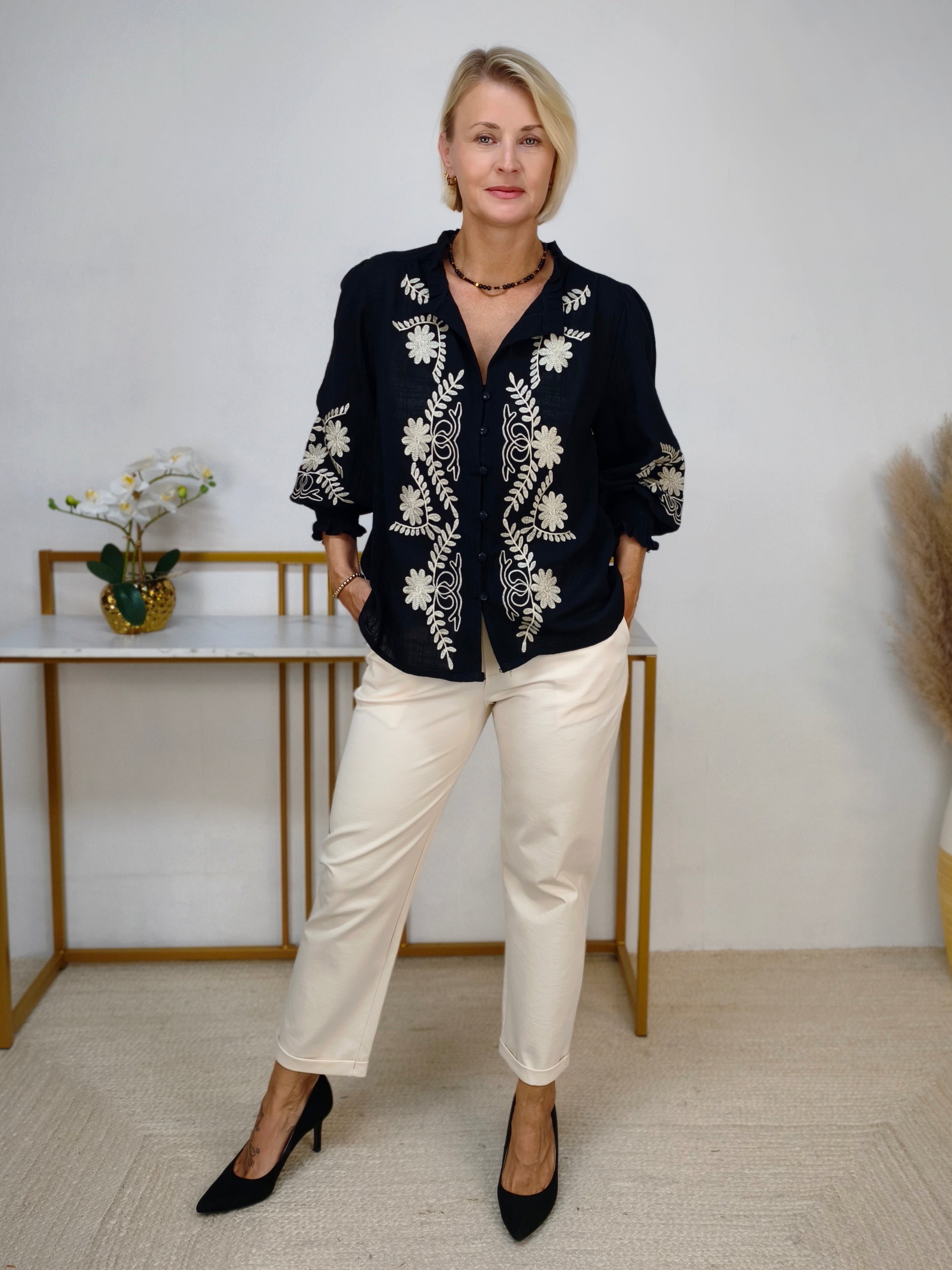 Damenbluse "Nora" mit Blumenstickerei in Schwarz (38, 40, 42)