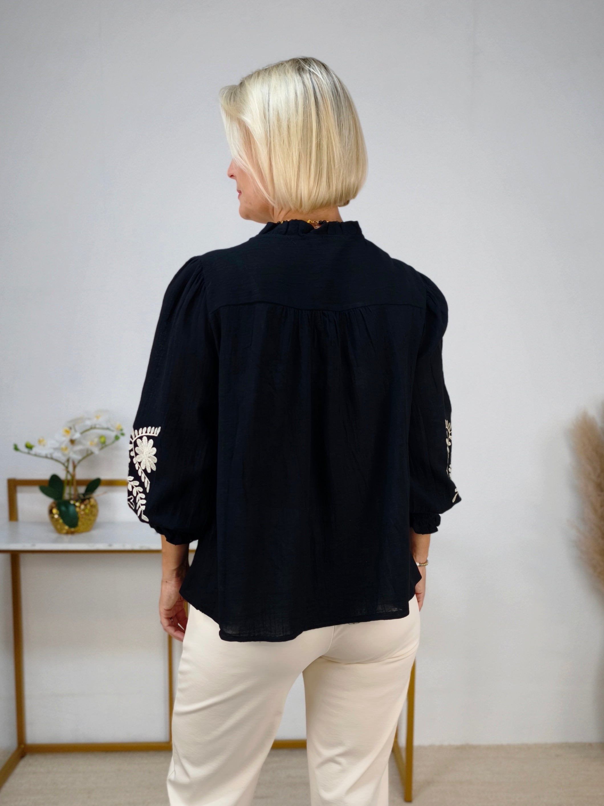 Damenbluse "Nora" mit Blumenstickerei in Schwarz (38, 40, 42)