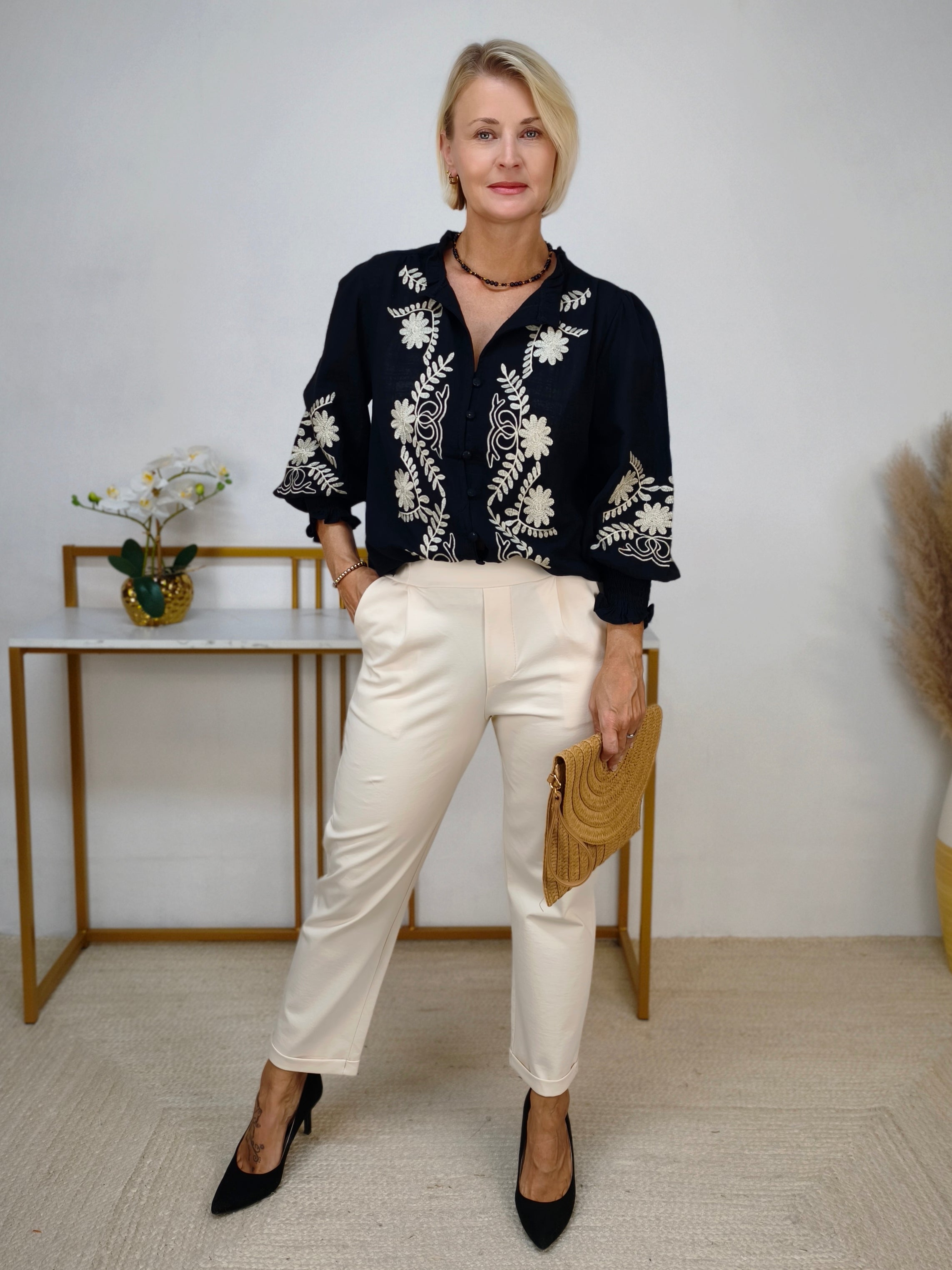 Damenbluse "Nora" mit Blumenstickerei in Schwarz (38, 40, 42)