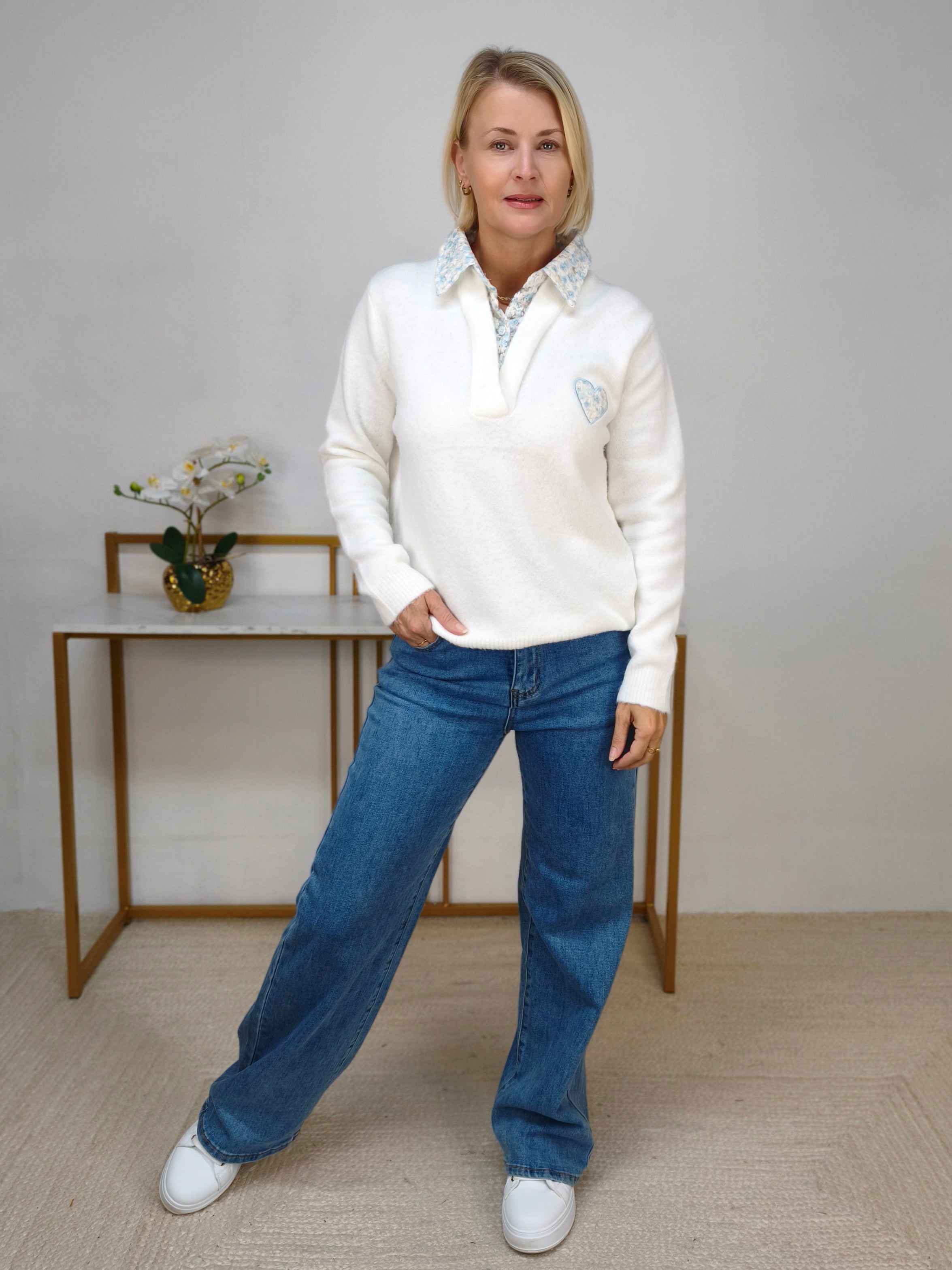 Weisser Pullover mit Blusenkragen und Stickerei in hellblau (36-42)