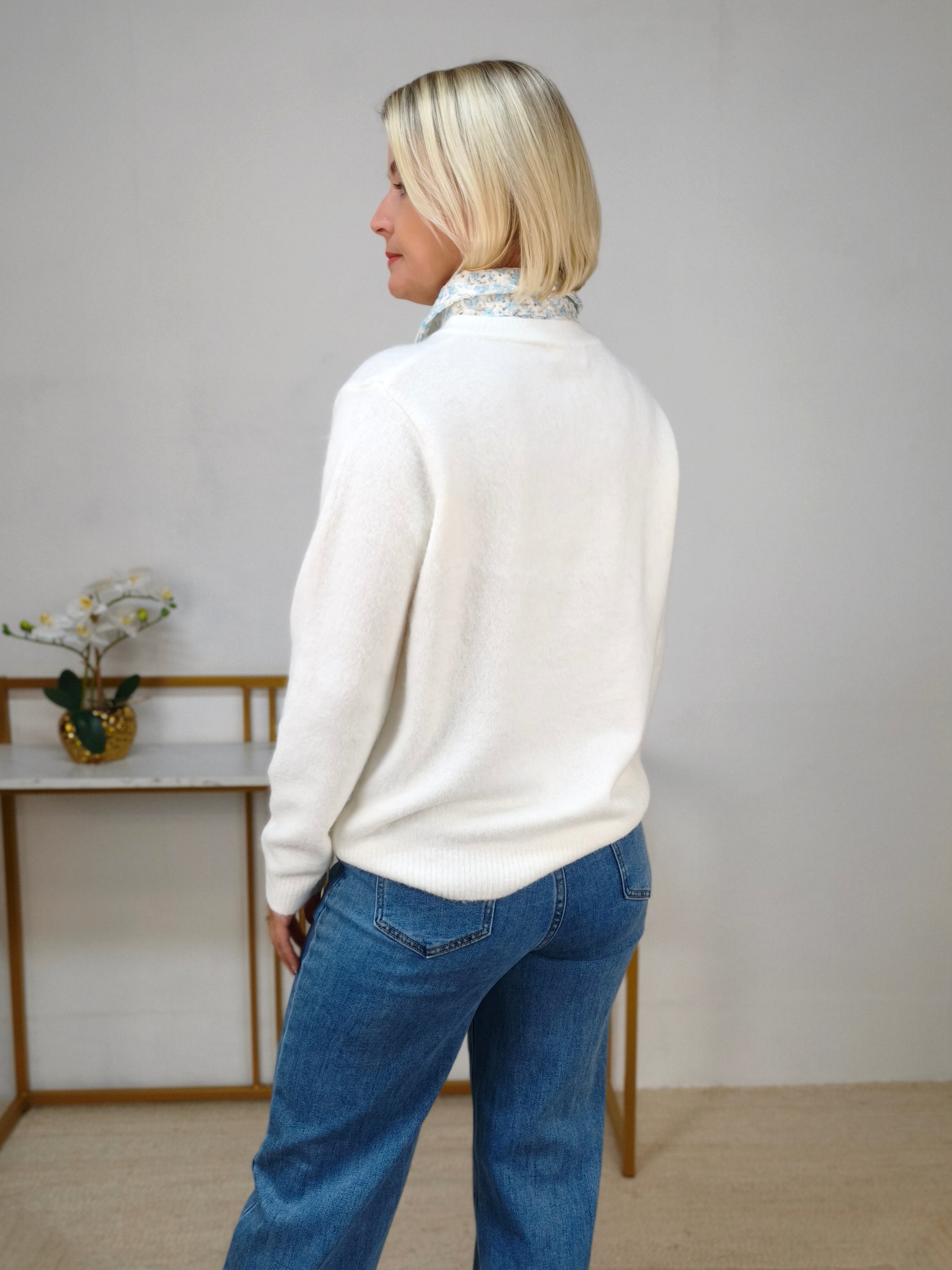 Weisser Pullover mit Blusenkragen und Stickerei in hellblau (36-42)