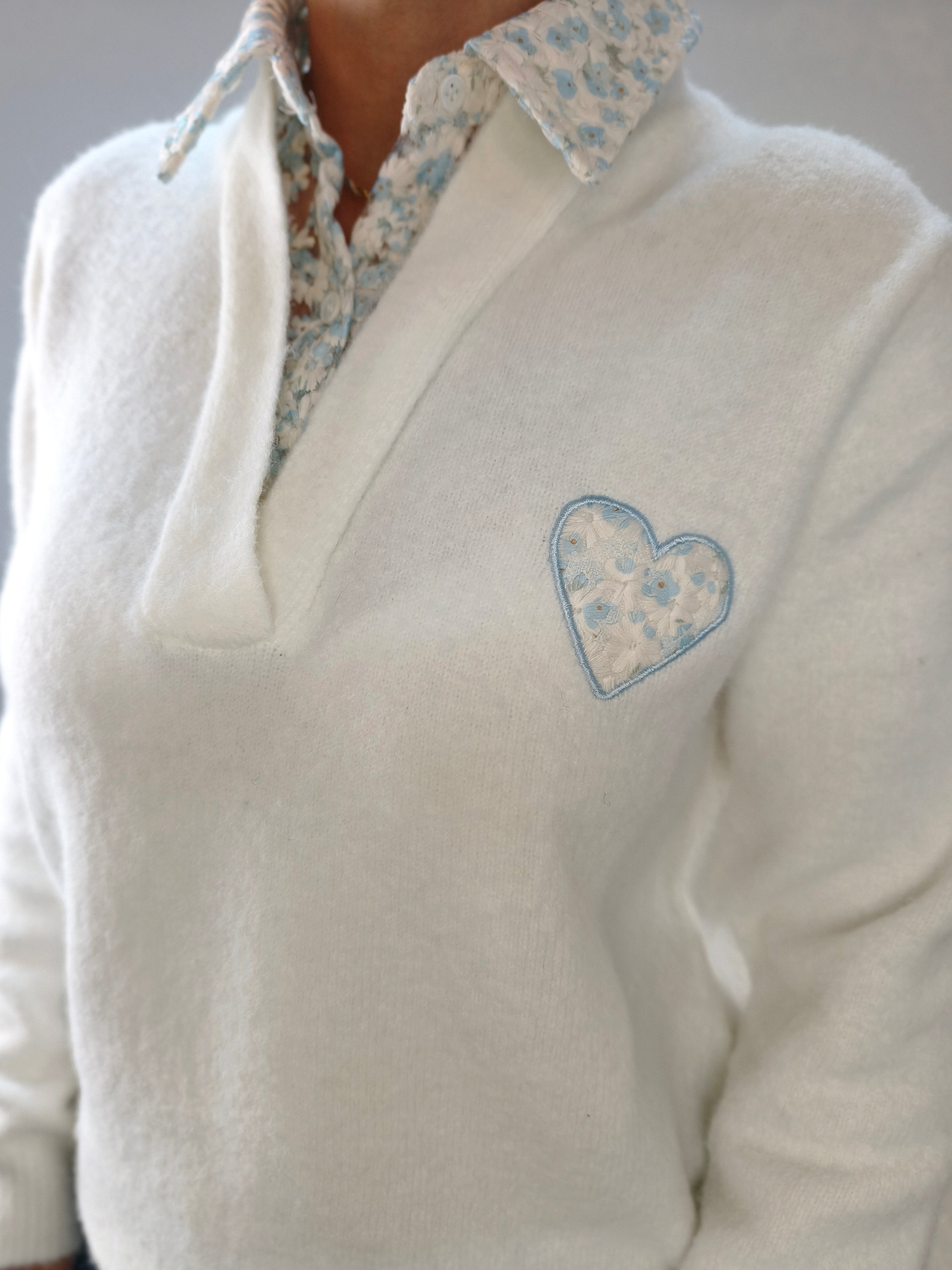 Weisser Pullover mit Blusenkragen und Stickerei in hellblau (36-42)