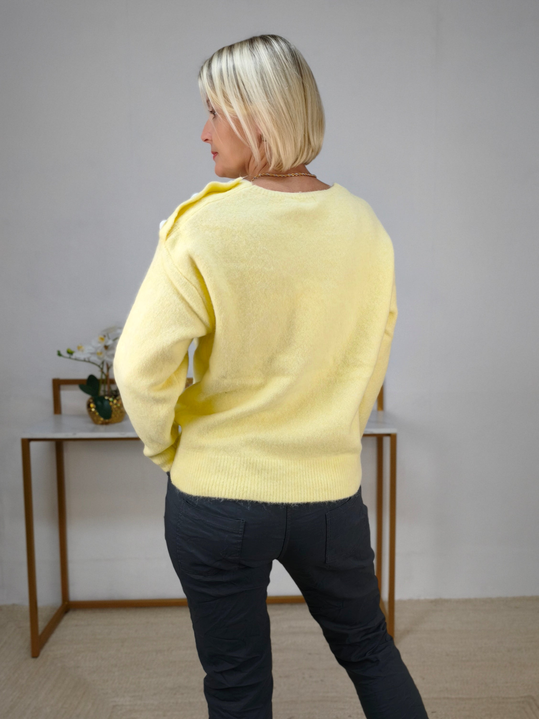 Weicher Strickpullover mit Herzchen in buttergelb (36-42)