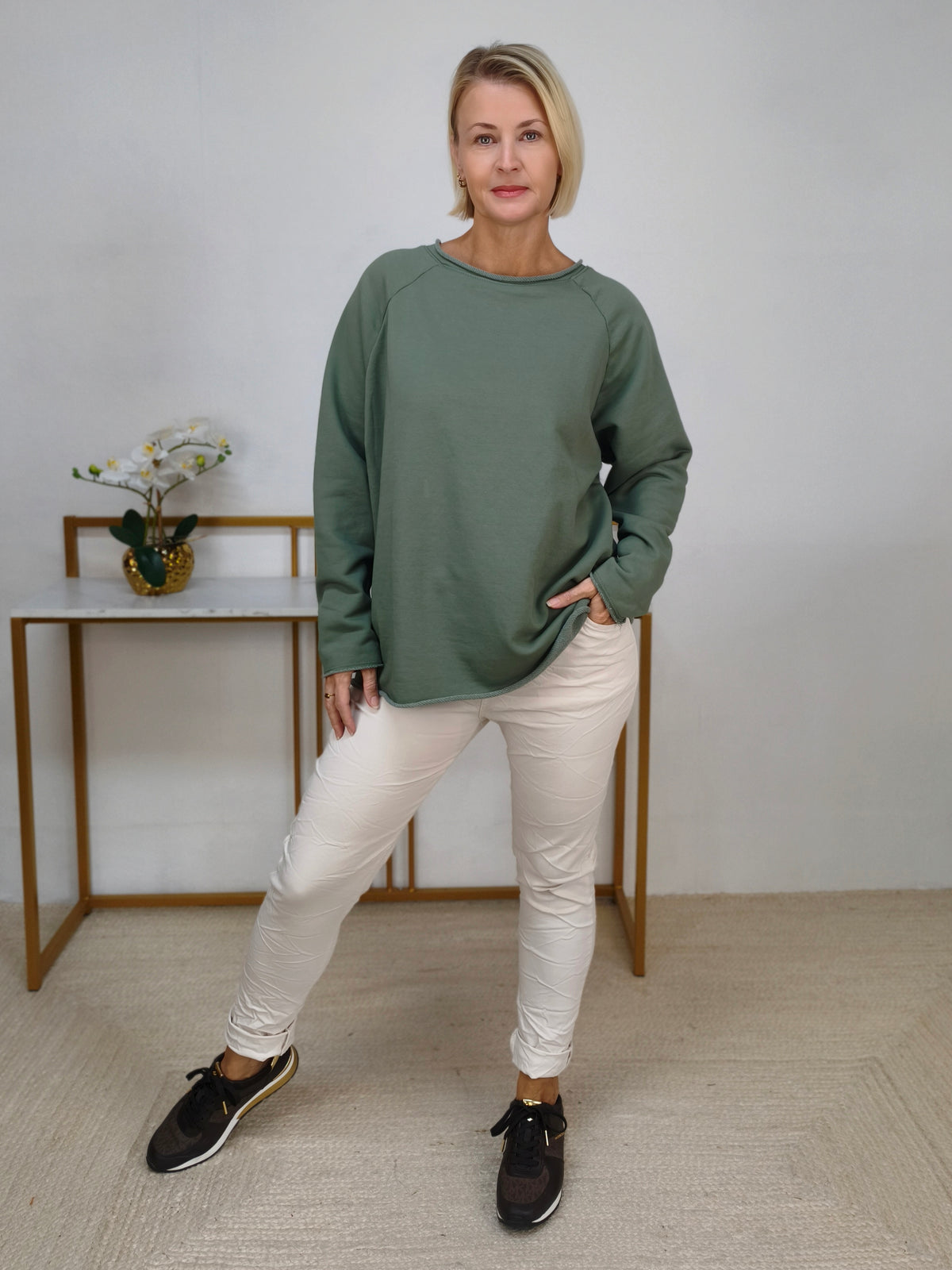 Einfarbiges Sweatshirt aus Baumwolle oliv (40-44)
