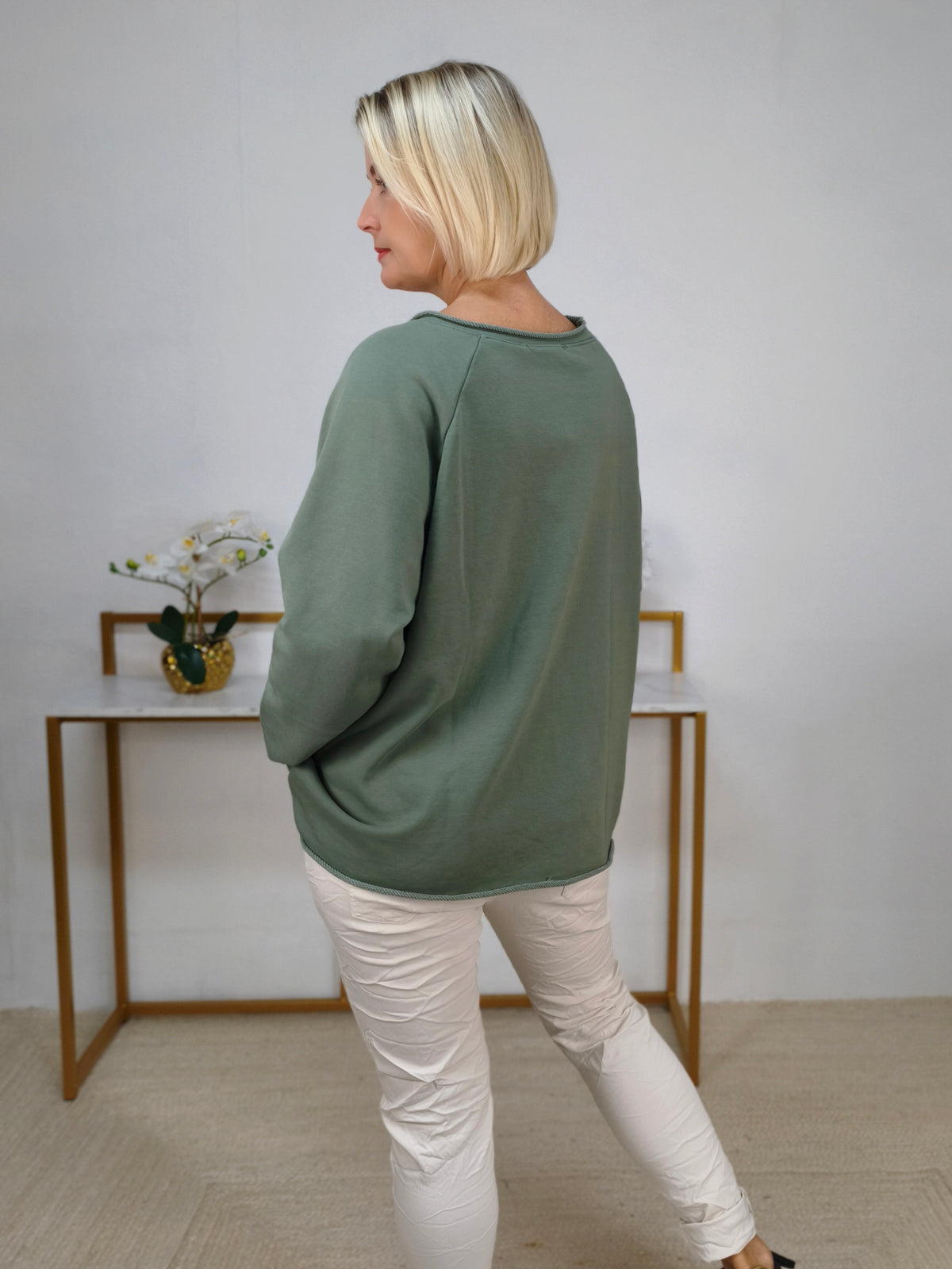 Einfarbiges Sweatshirt aus Baumwolle oliv (40-44)