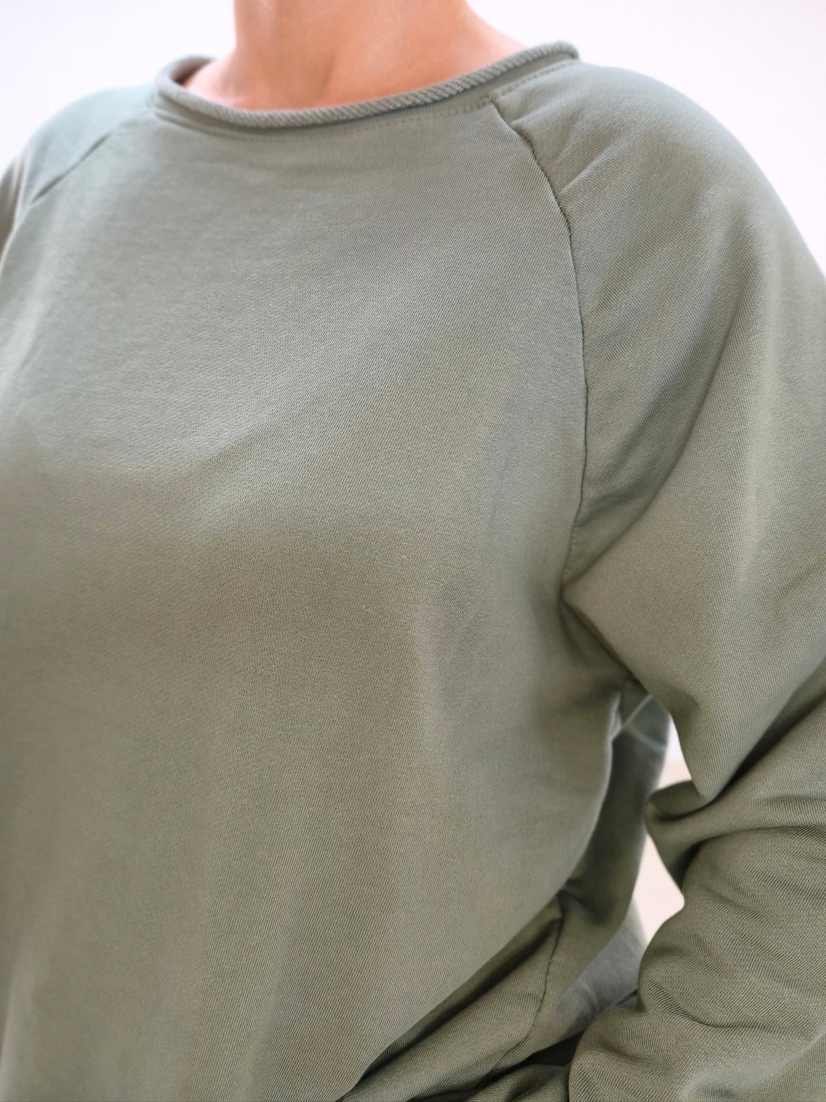 Einfarbiges Sweatshirt aus Baumwolle oliv (40-44)