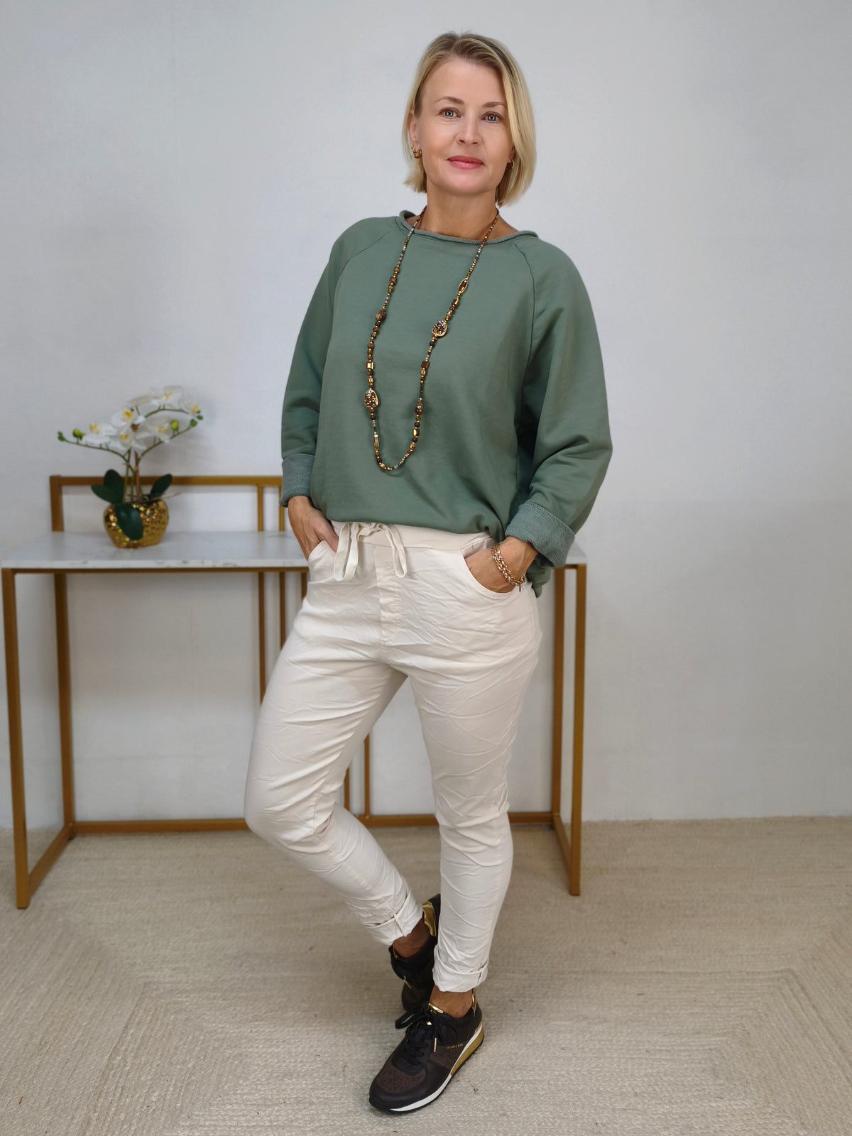 Einfarbiges Sweatshirt aus Baumwolle oliv (40-44)