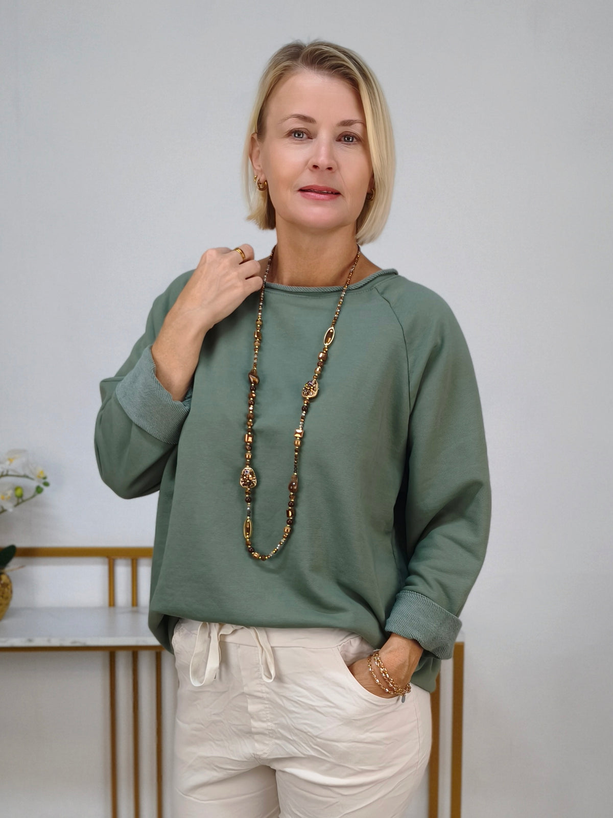 Einfarbiges Sweatshirt aus Baumwolle oliv (40-44)