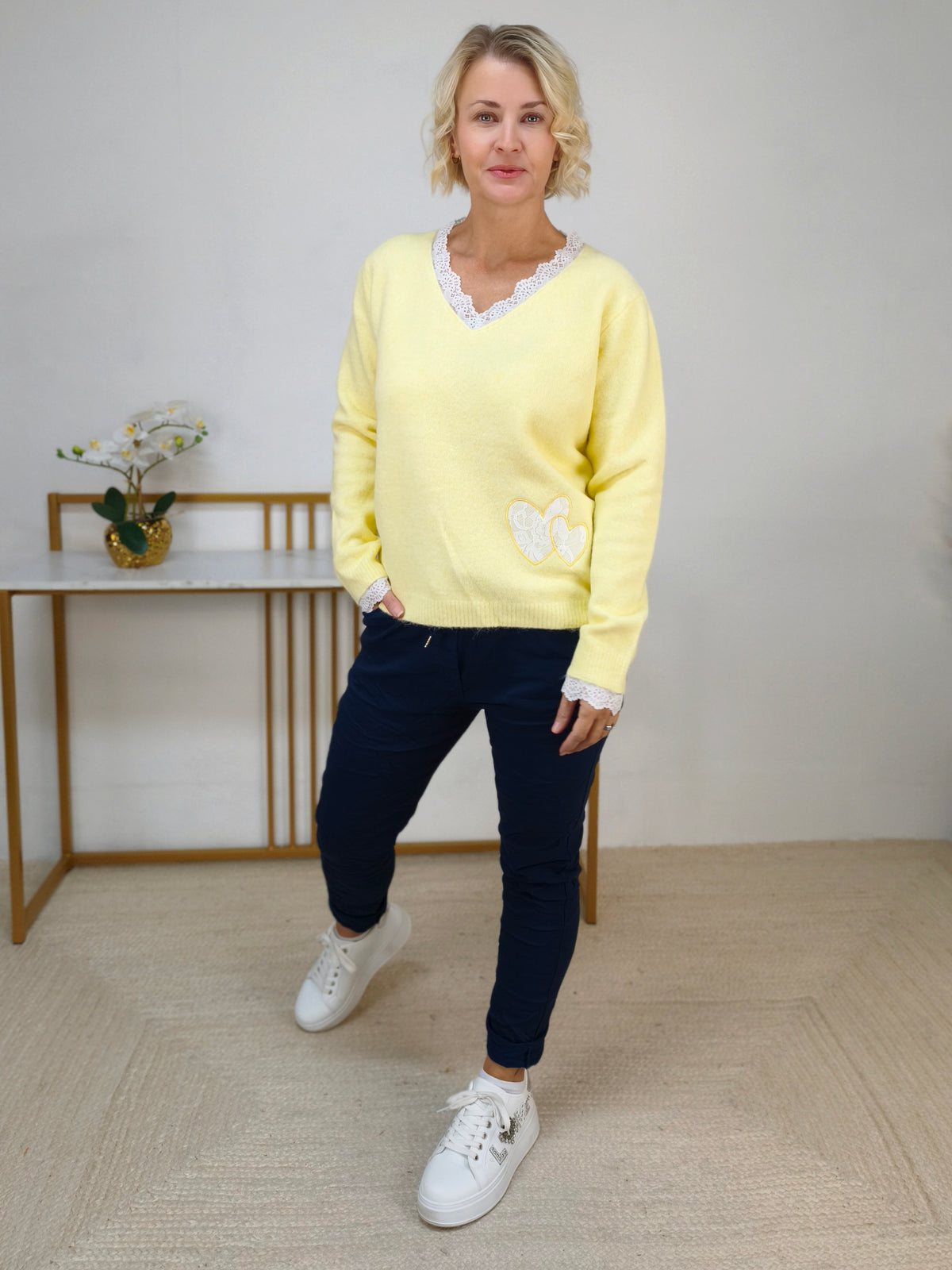 Pullover mit Spitze buttergelb (36-42)