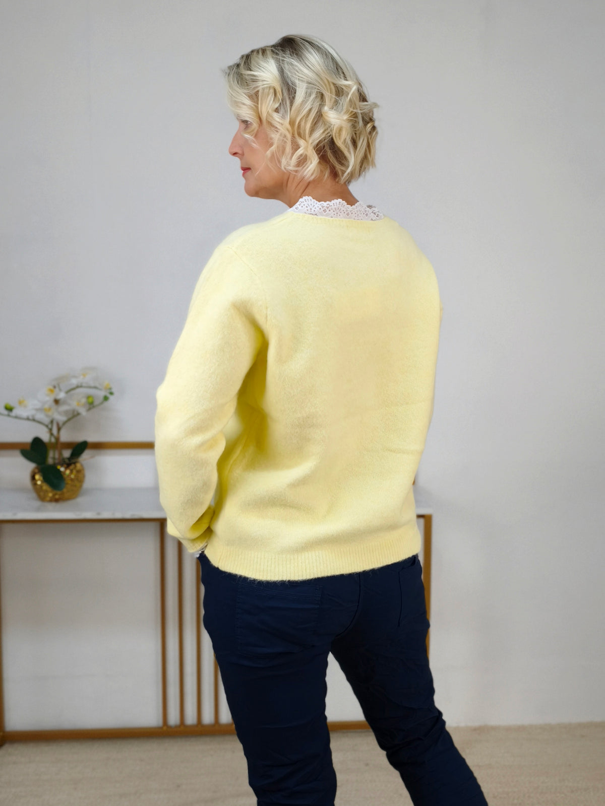 Pullover mit Spitze buttergelb (36-42)