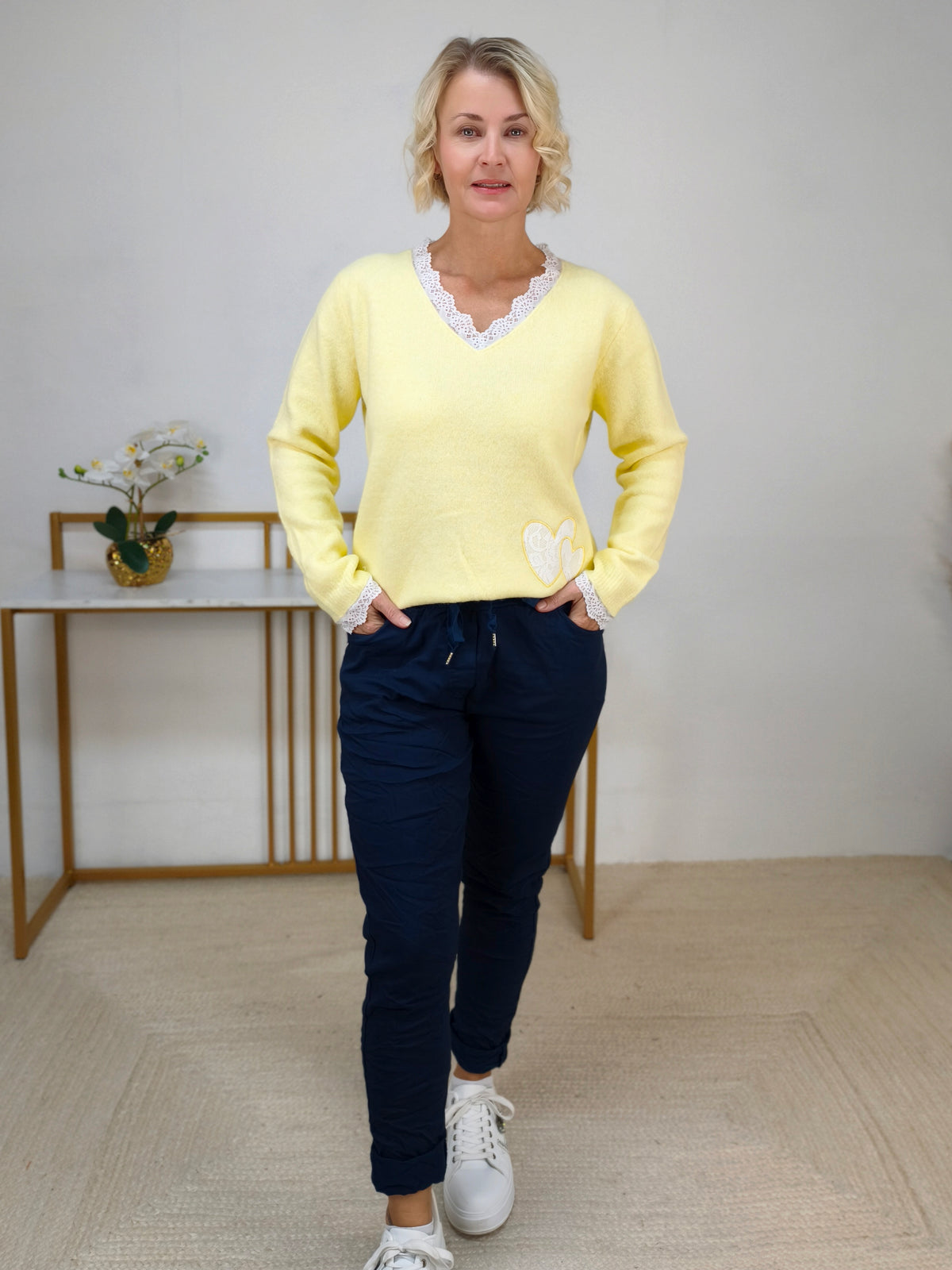 Pullover mit Spitze buttergelb (36-42)
