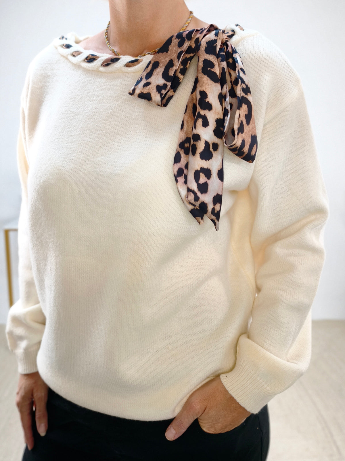 Einfarbiger Pullover in wollweiss mit Leo Schleife (36-42)