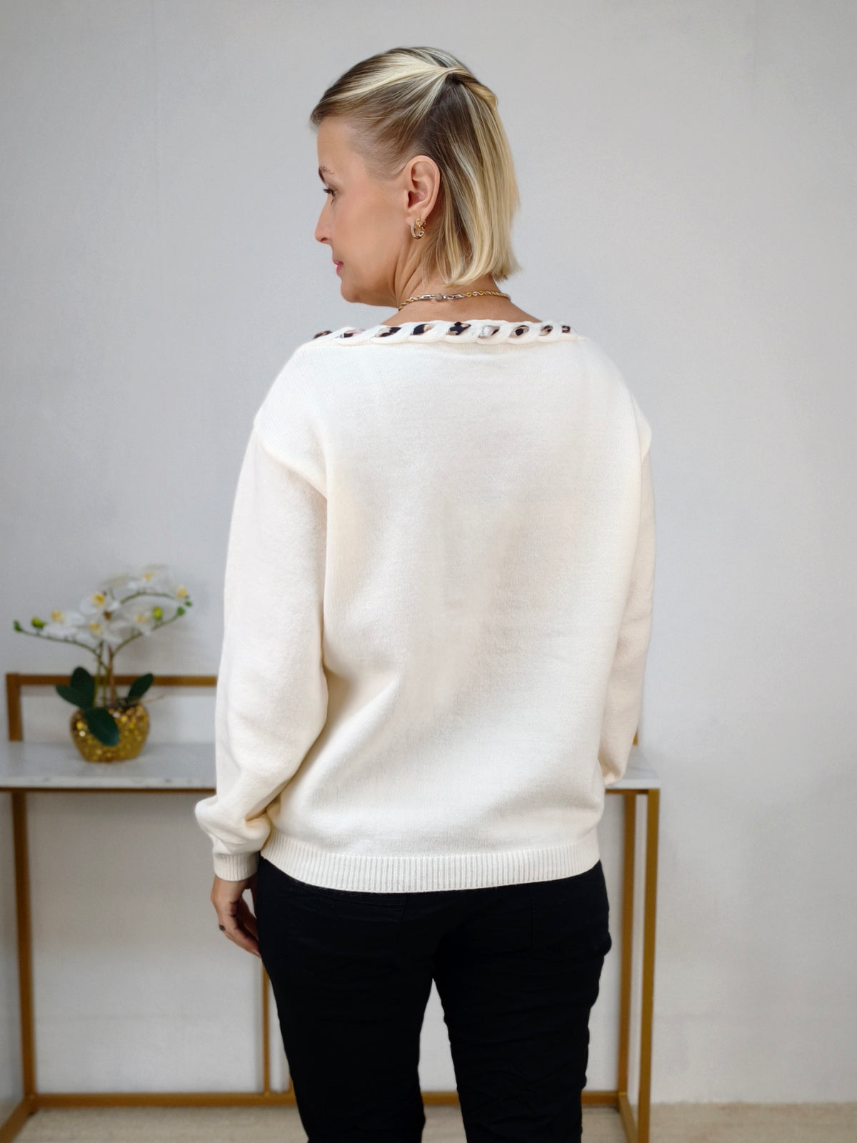 Einfarbiger Pullover in wollweiss mit Leo Schleife (36-42)