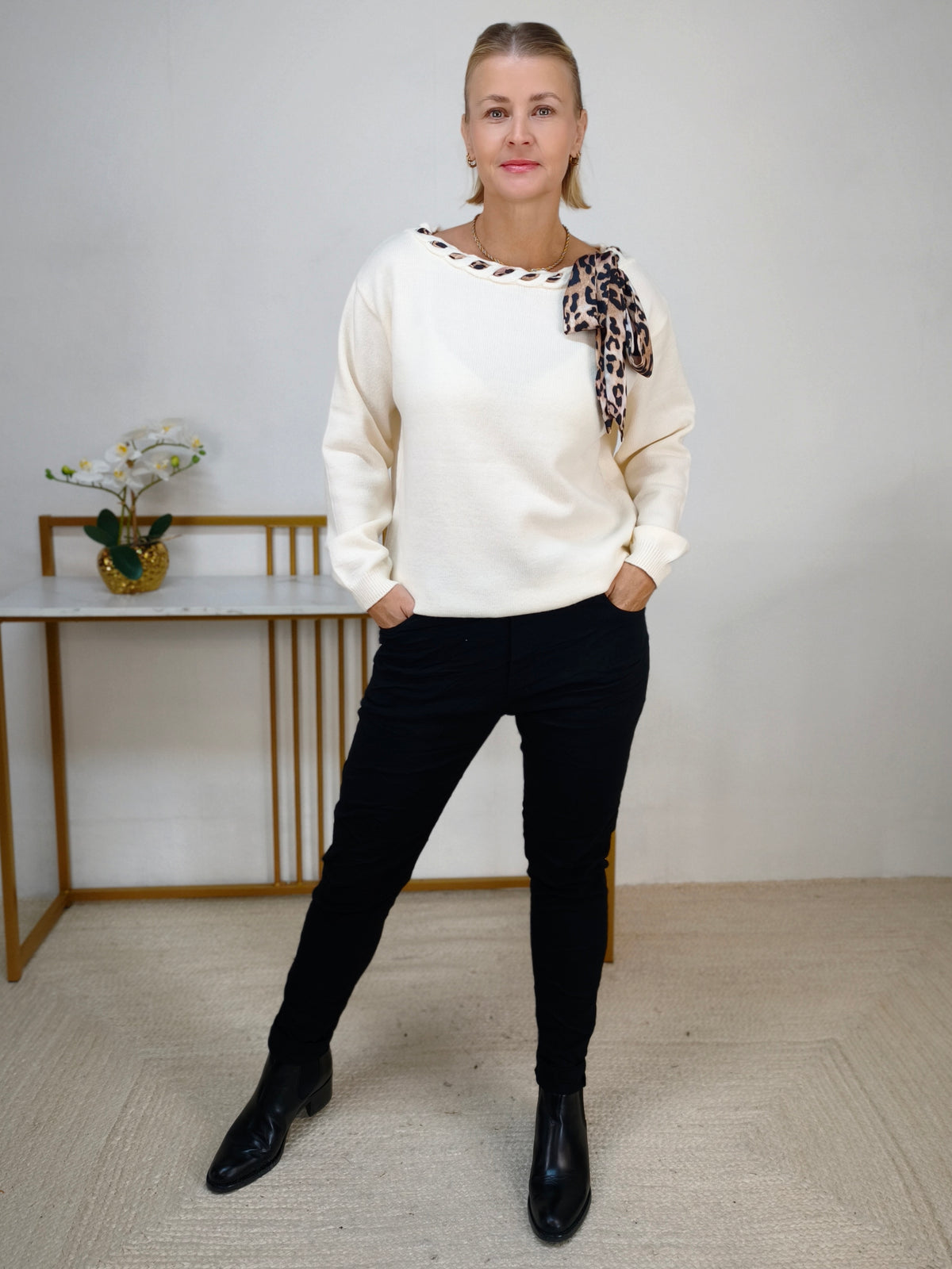 Einfarbiger Pullover in wollweiss mit Leo Schleife (36-42)