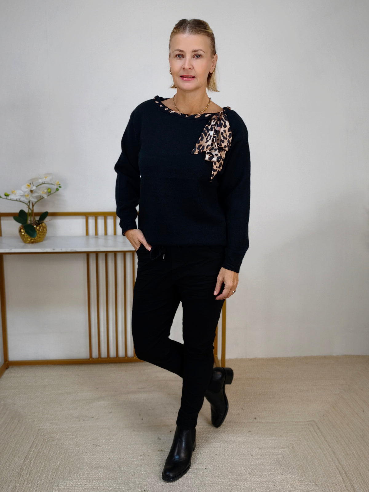 Einfarbiger Pullover in schwarz mit Leo Schleife (36-42)