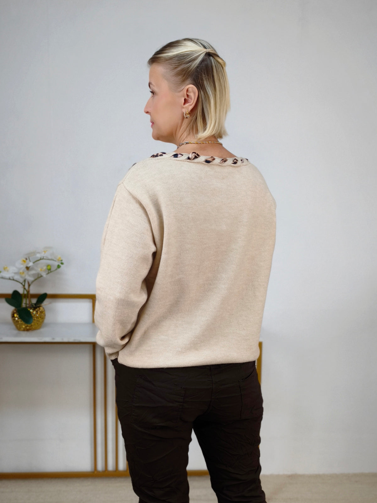 Einfarbiger Pullover in beige mit Leo Schleife (36-42)