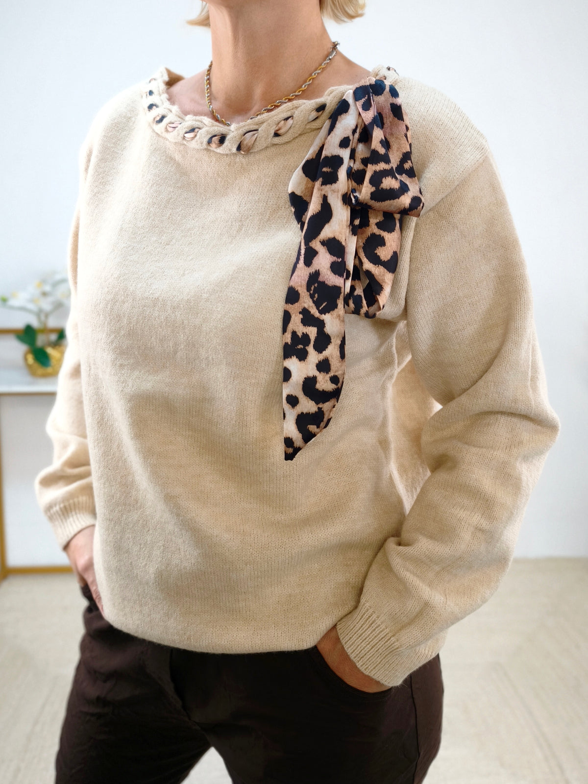 Einfarbiger Pullover in beige mit Leo Schleife (36-42)