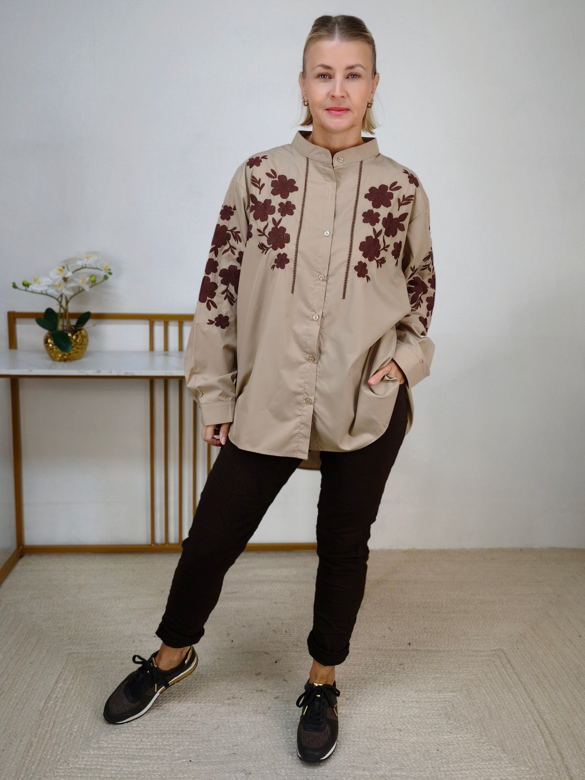 Damenbluse in Macciato mit Blumenstickerei in den Größen 44 & 46