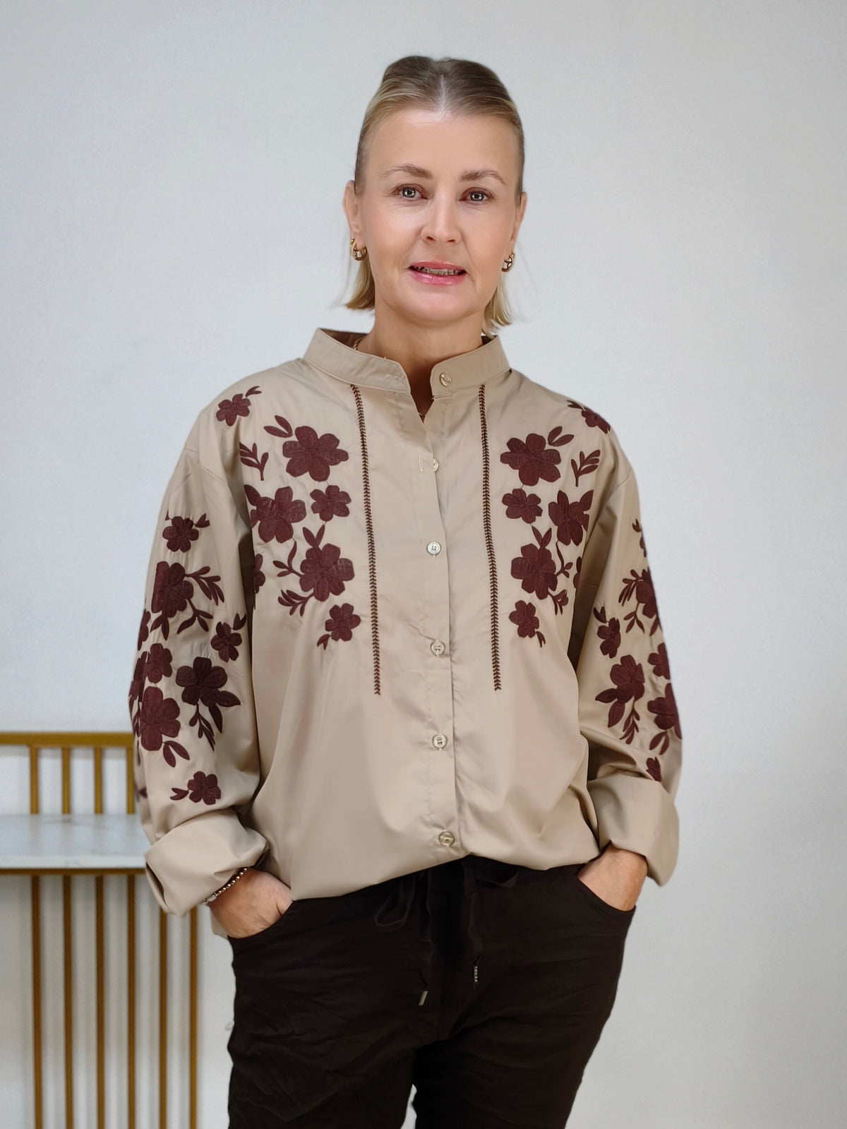 Damenbluse in Macciato mit Blumenstickerei in den Größen 44 & 46