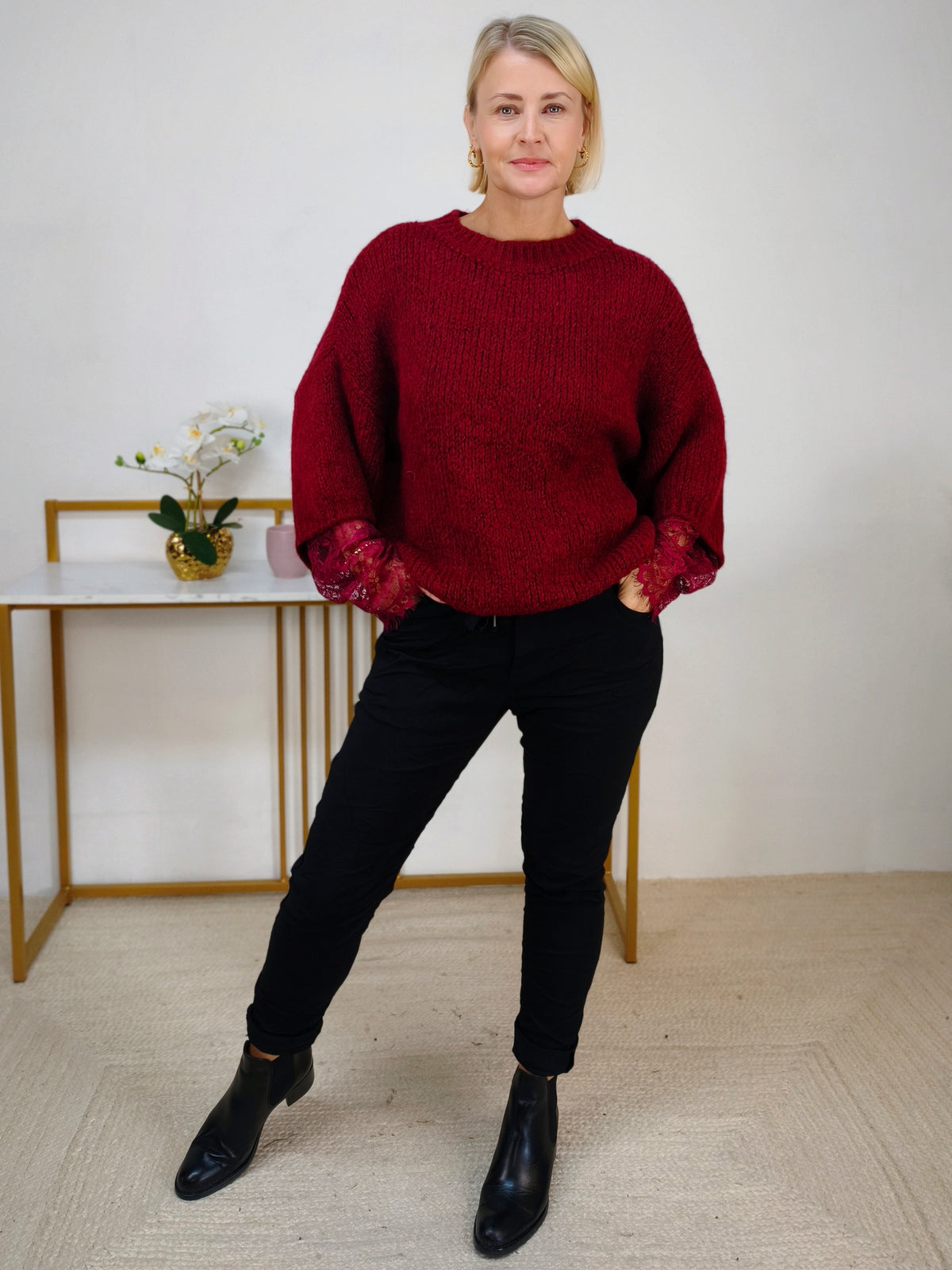 Kuschelpullover mit Spitzenärmel in Burgundy (38-42/44)