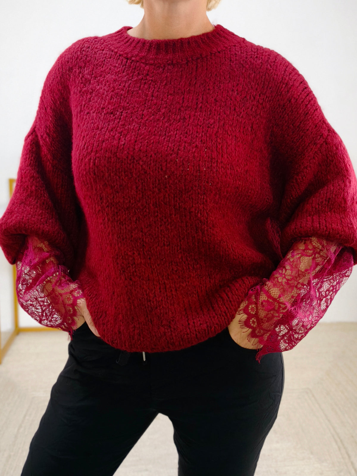 Kuschelpullover mit Spitzenärmel in Burgundy (38-42/44)