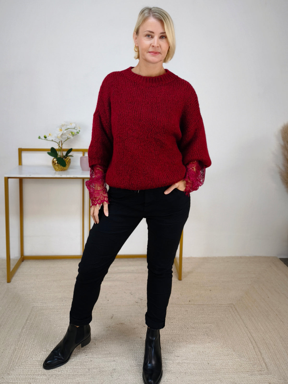 Kuschelpullover mit Spitzenärmel in Burgundy (38-42/44)