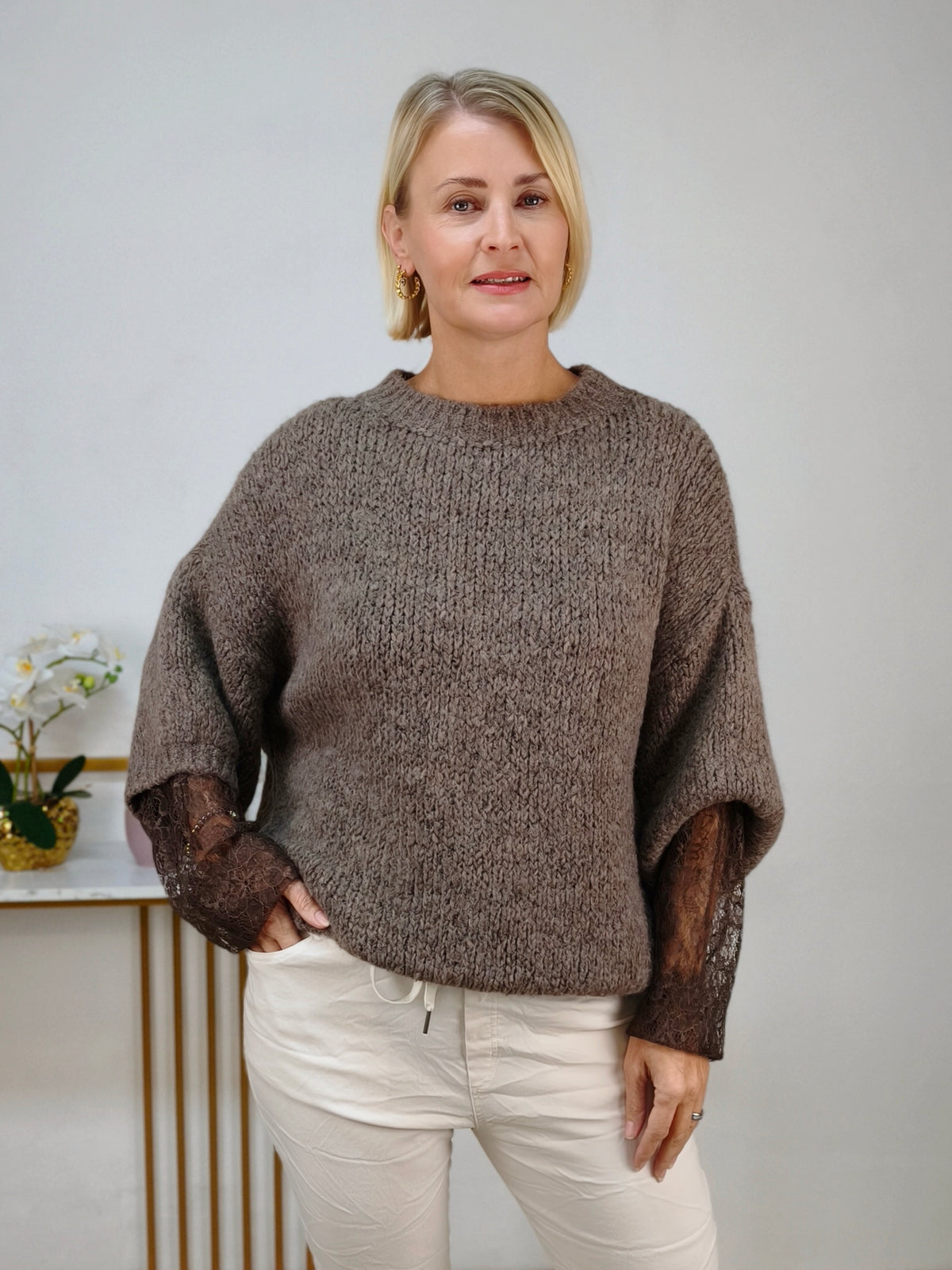 Kuschelpullover mit Spitzenärmel in Taupe (38-42/44)