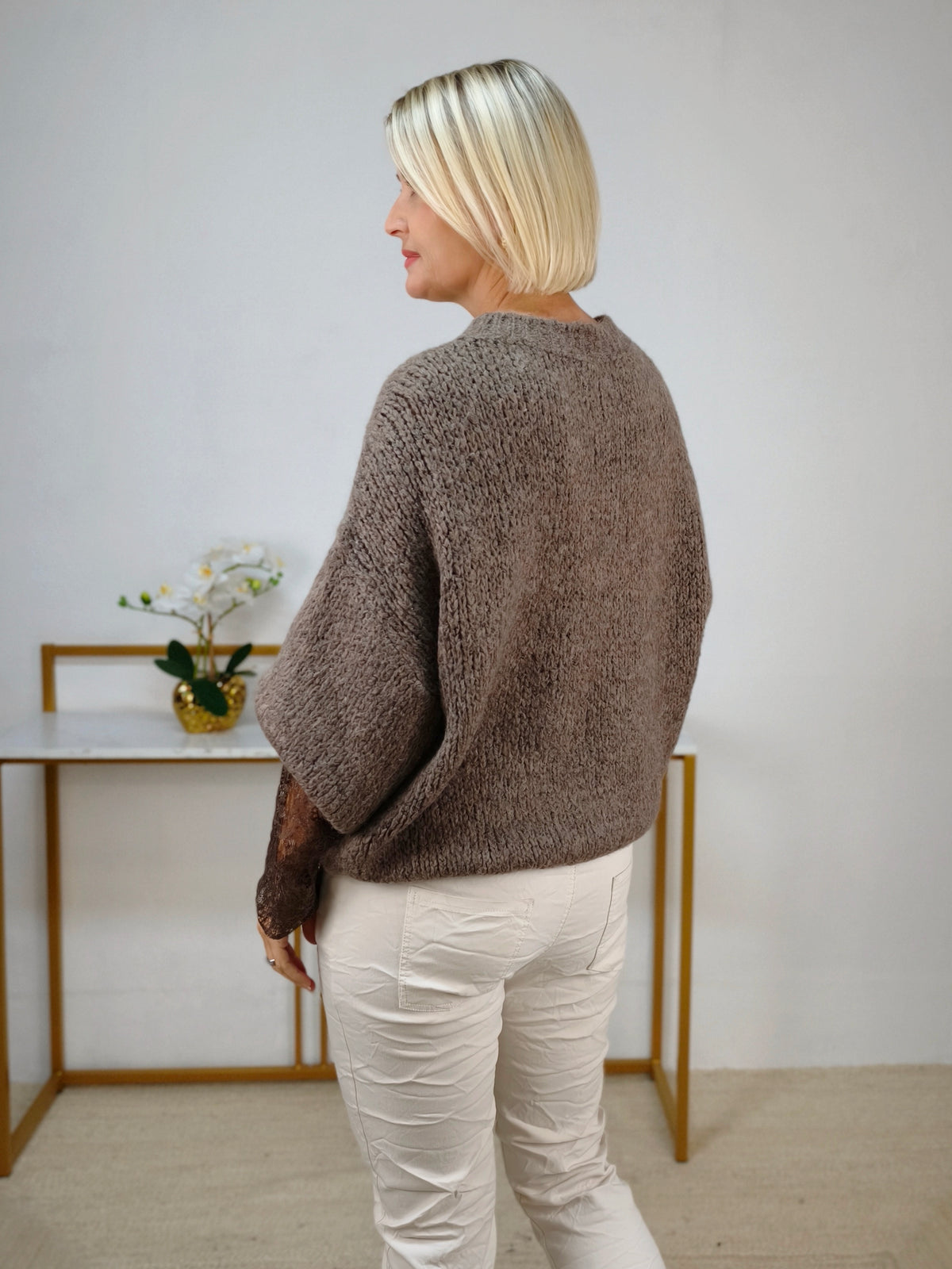Kuschelpullover mit Spitzenärmel in Taupe (38-42/44)