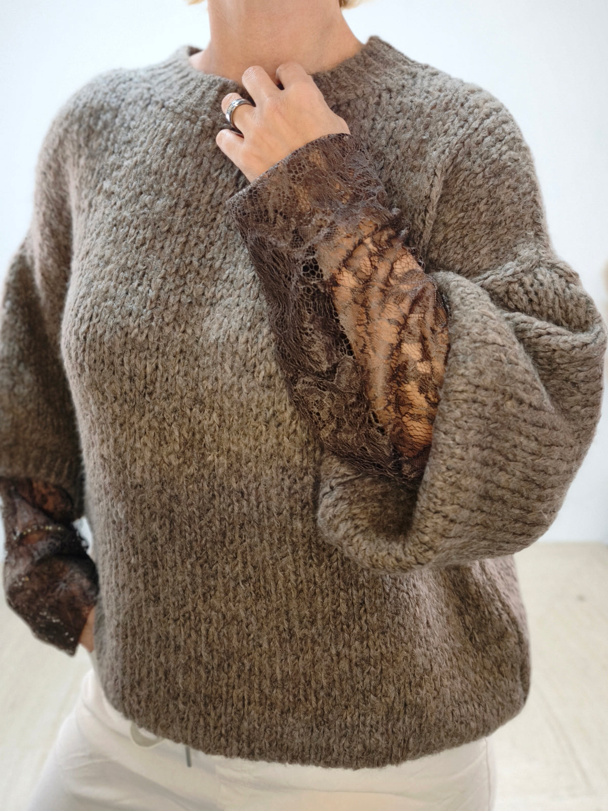 Kuschelpullover mit Spitzenärmel in Taupe (38-42/44)