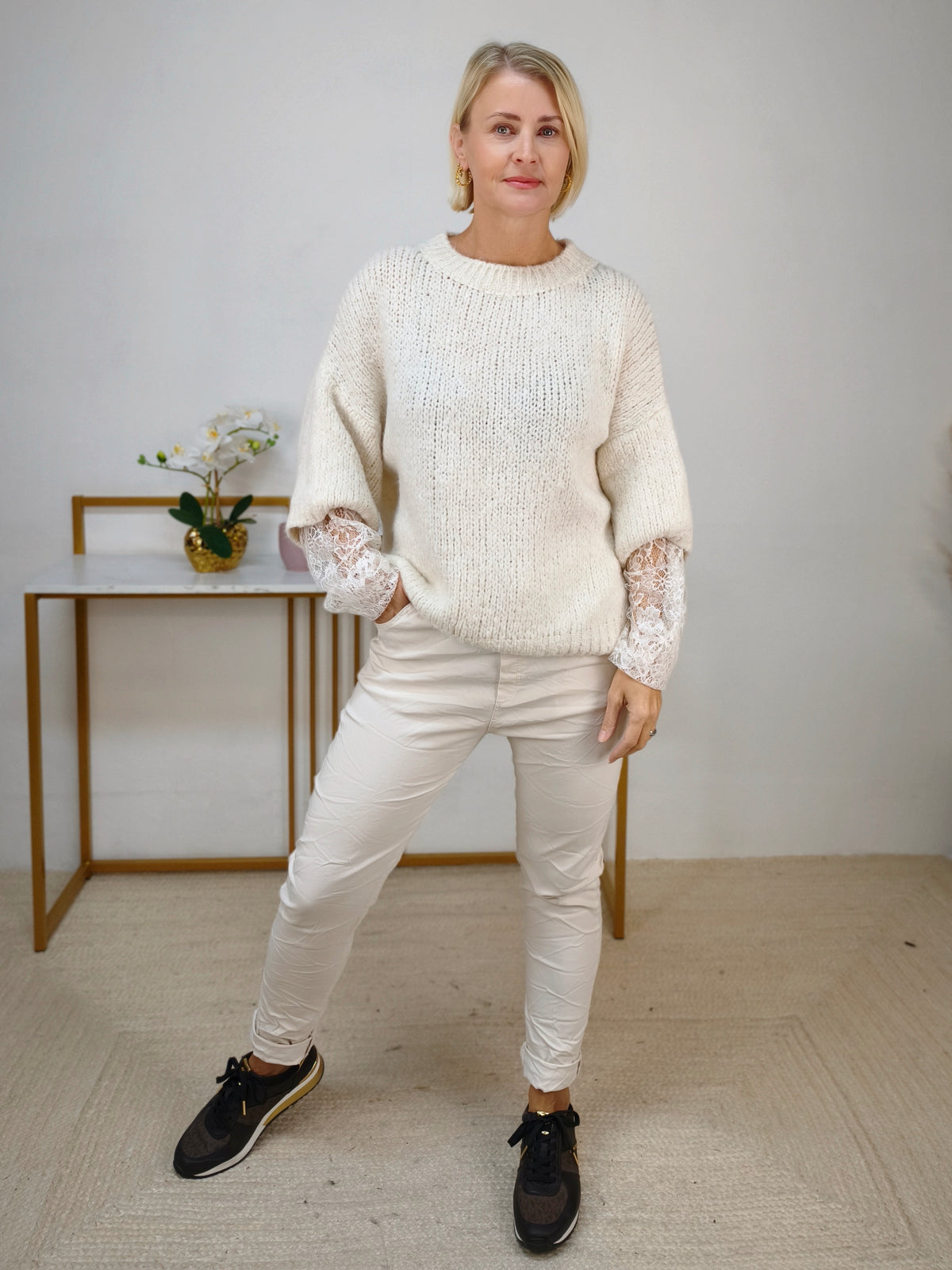 Kuschelpullover mit Spitzenärmel in Wollweiss (38-42/44)