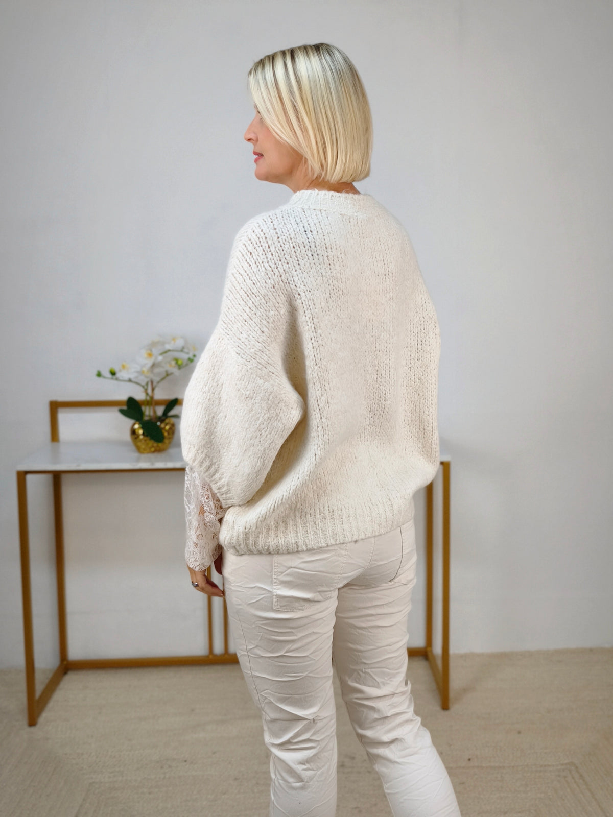 Kuschelpullover mit Spitzenärmel in Wollweiss (38-42/44)