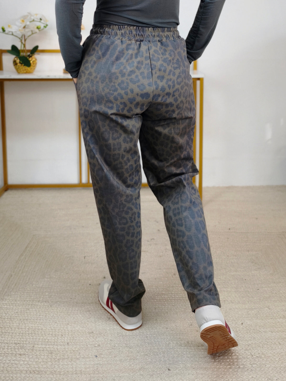 Bequeme Stretchhose im Leo Design Grau (38-42)
