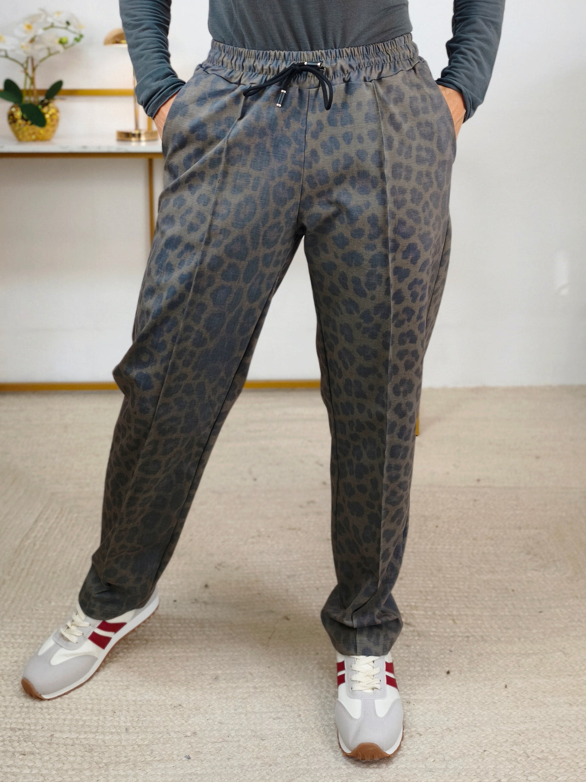 Bequeme Stretchhose im Leo Design Grau (38-42)