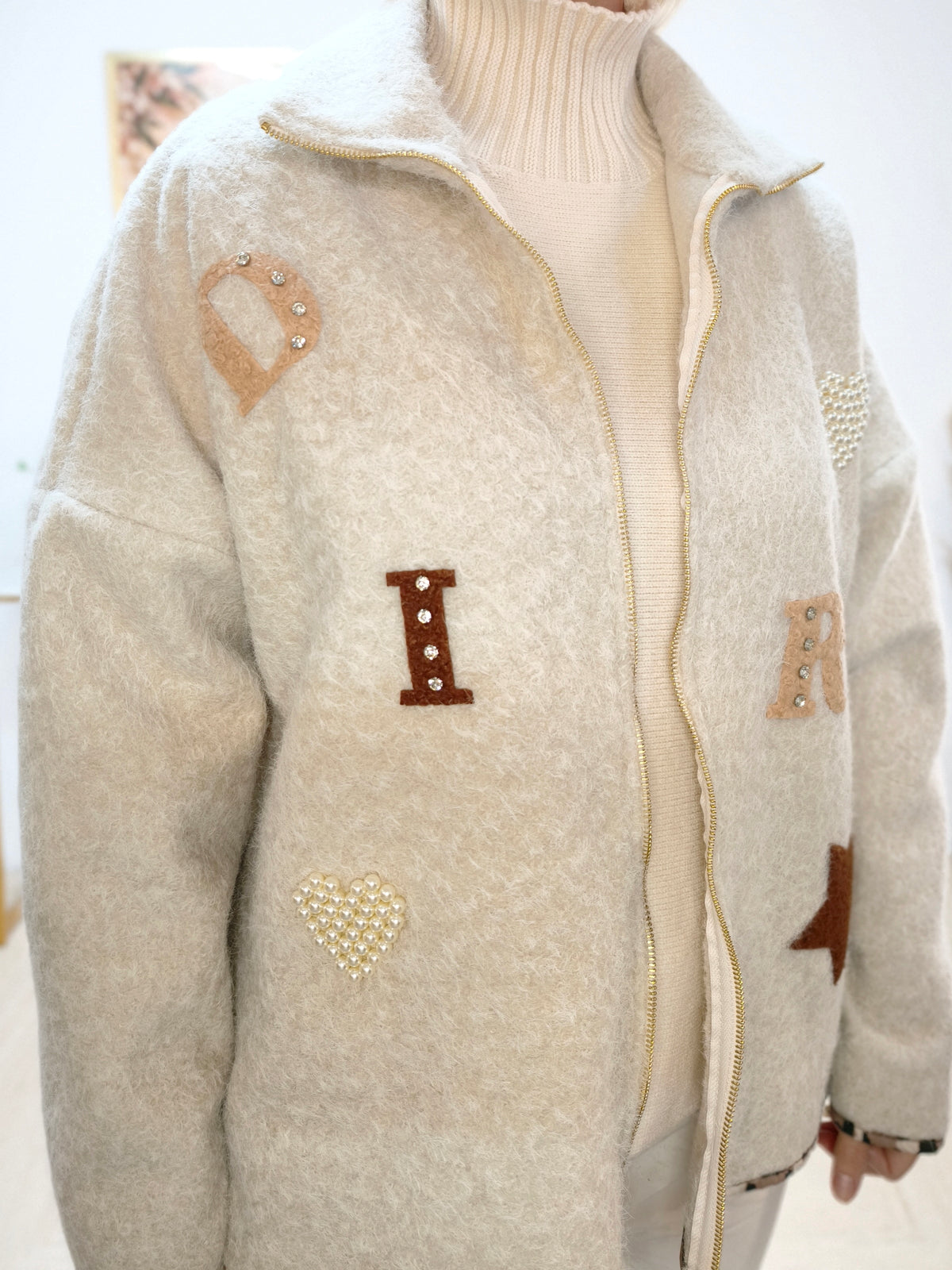 Wärmende Jacke in Filzoptik Beige mit kleinen Patches (40-42/44)