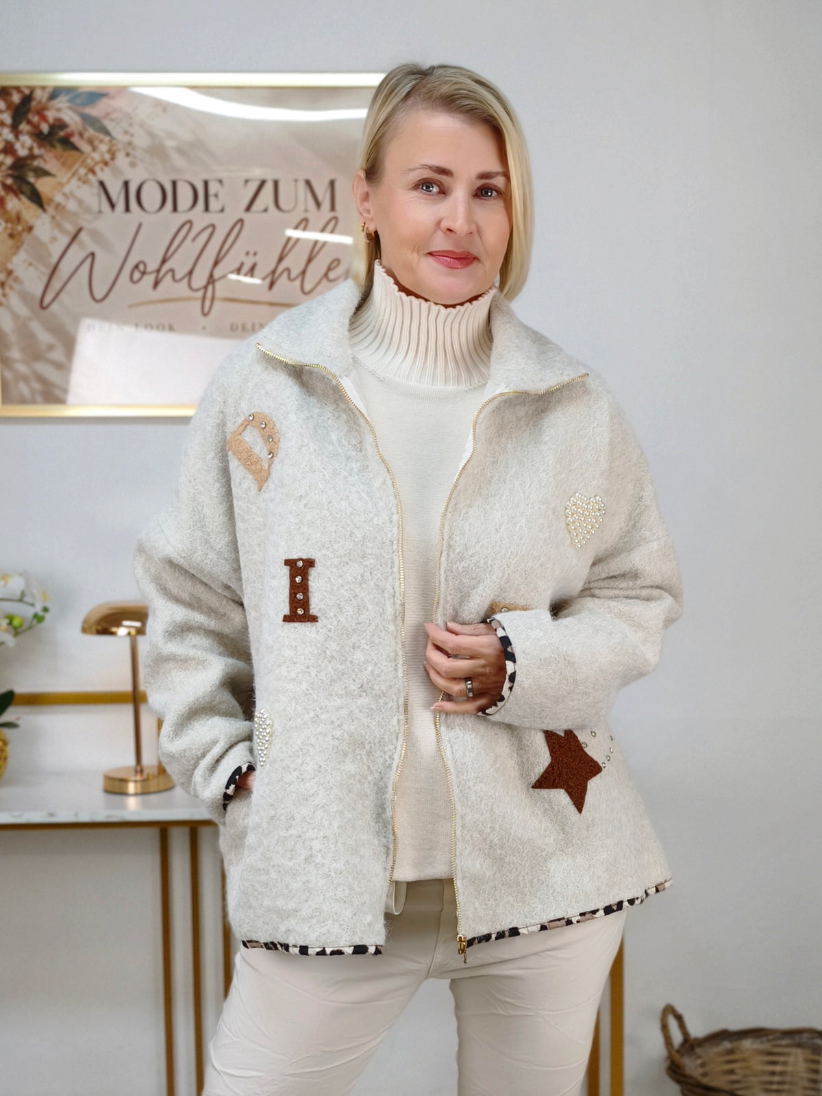 Wärmende Jacke in Filzoptik Beige mit kleinen Patches (40-42/44)