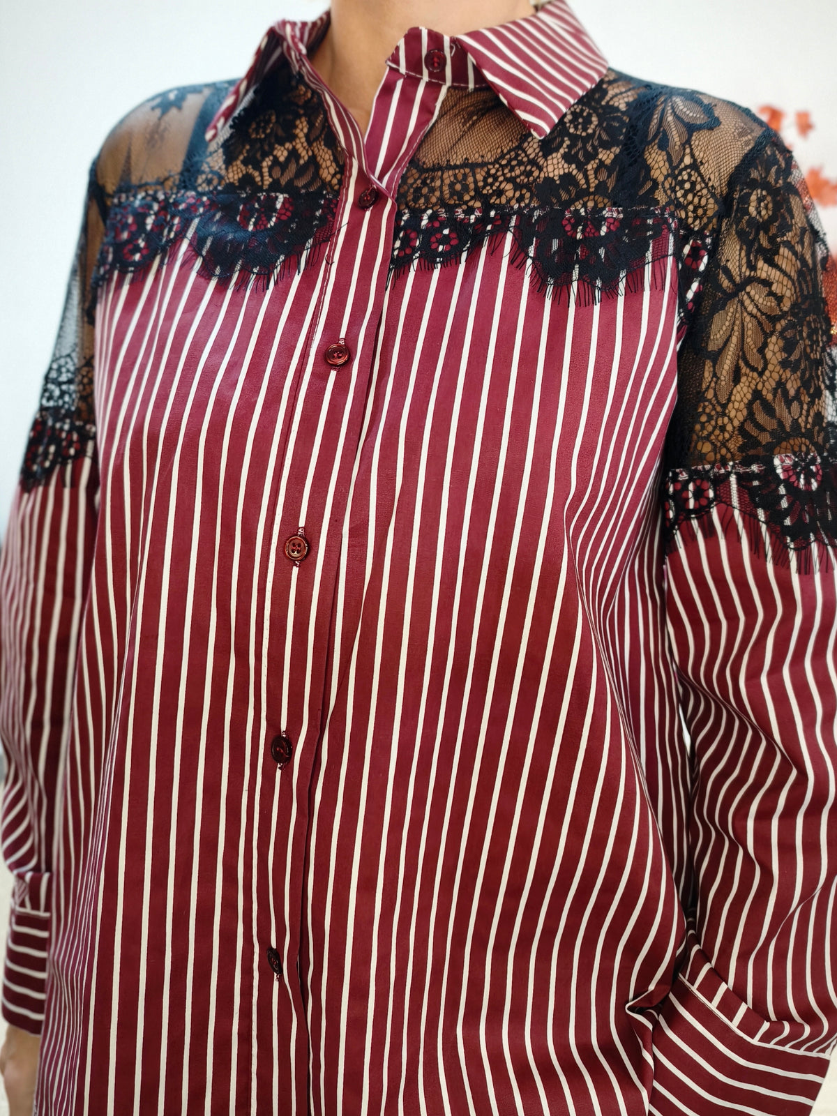 Gestreifte Bluse mit Spitze Burgundy/Schwarz (36-42)